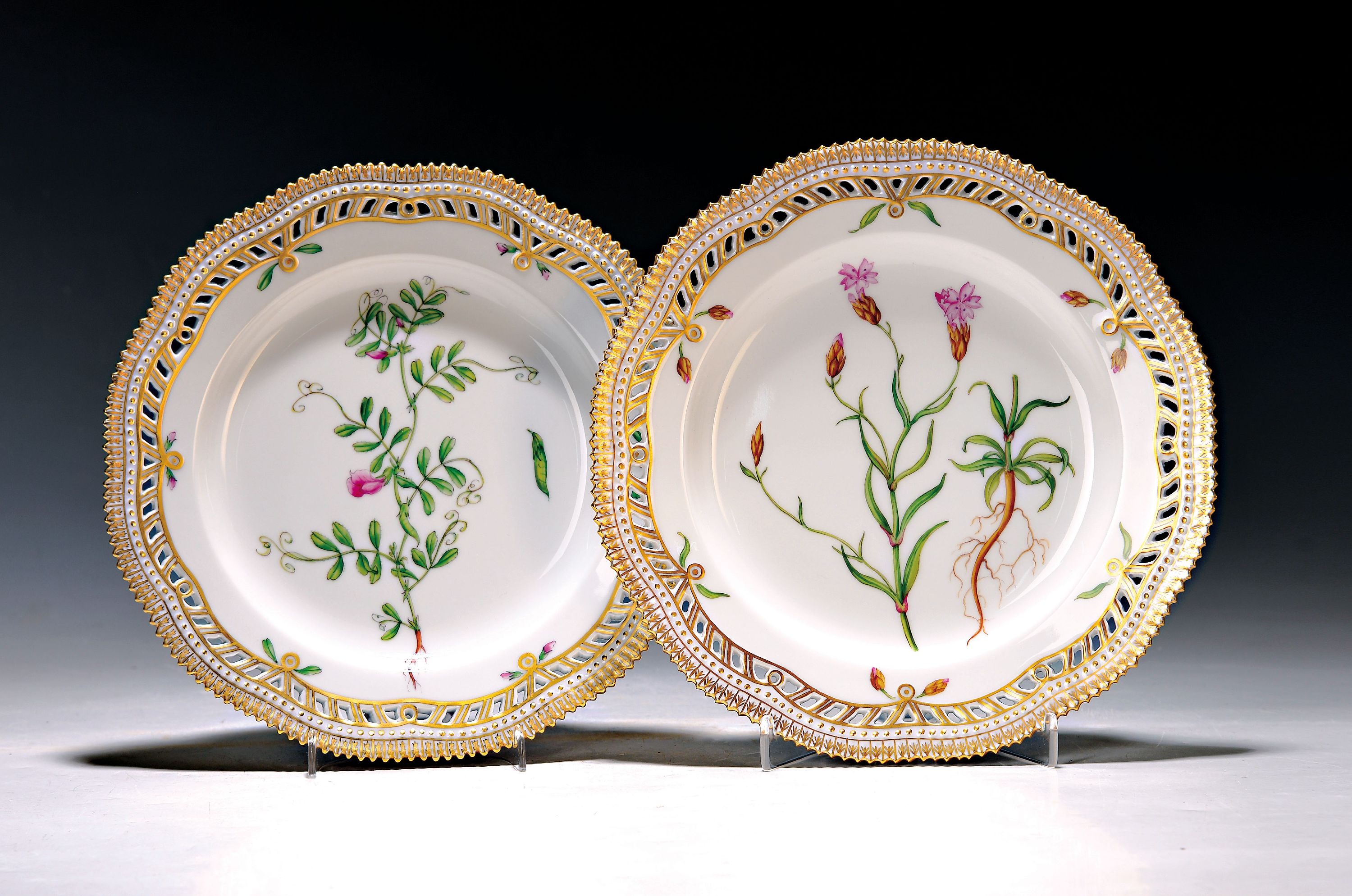Zwei Teller, Royal Copenhagen, Flora Danica, 20. Jh., Vicia sativa L., handbemalt, Wandung mit Durchbrucharbeit, Goldstaffage, Zackenrelief, D. 22.5 ...