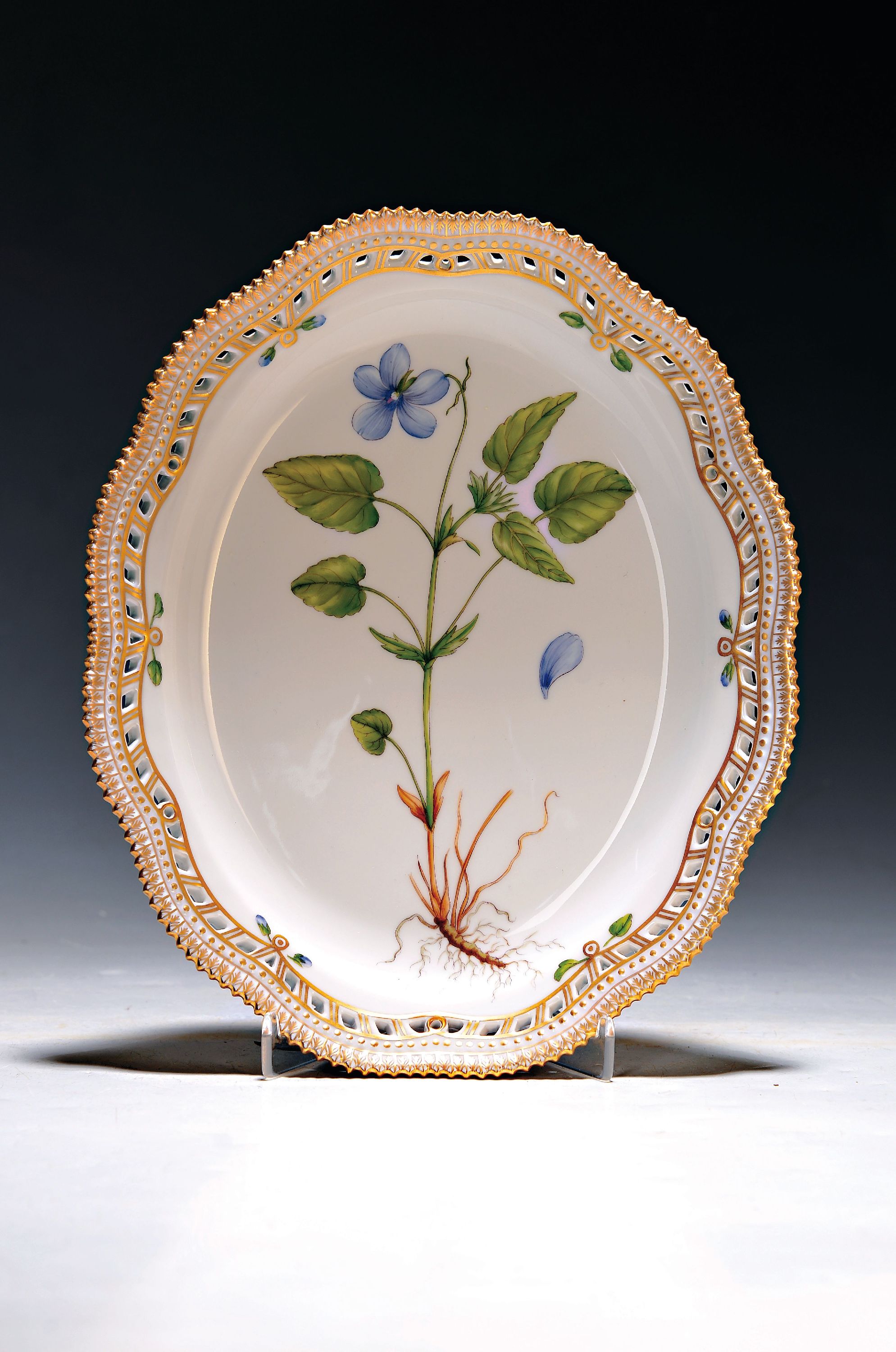 Ovale Platte, Royal Copenhagen, Flora Danica, Viola montana L., Rand mit Durchbrucharbeit, handbemalt, Goldstaffage, ca. 27 x 22 cm