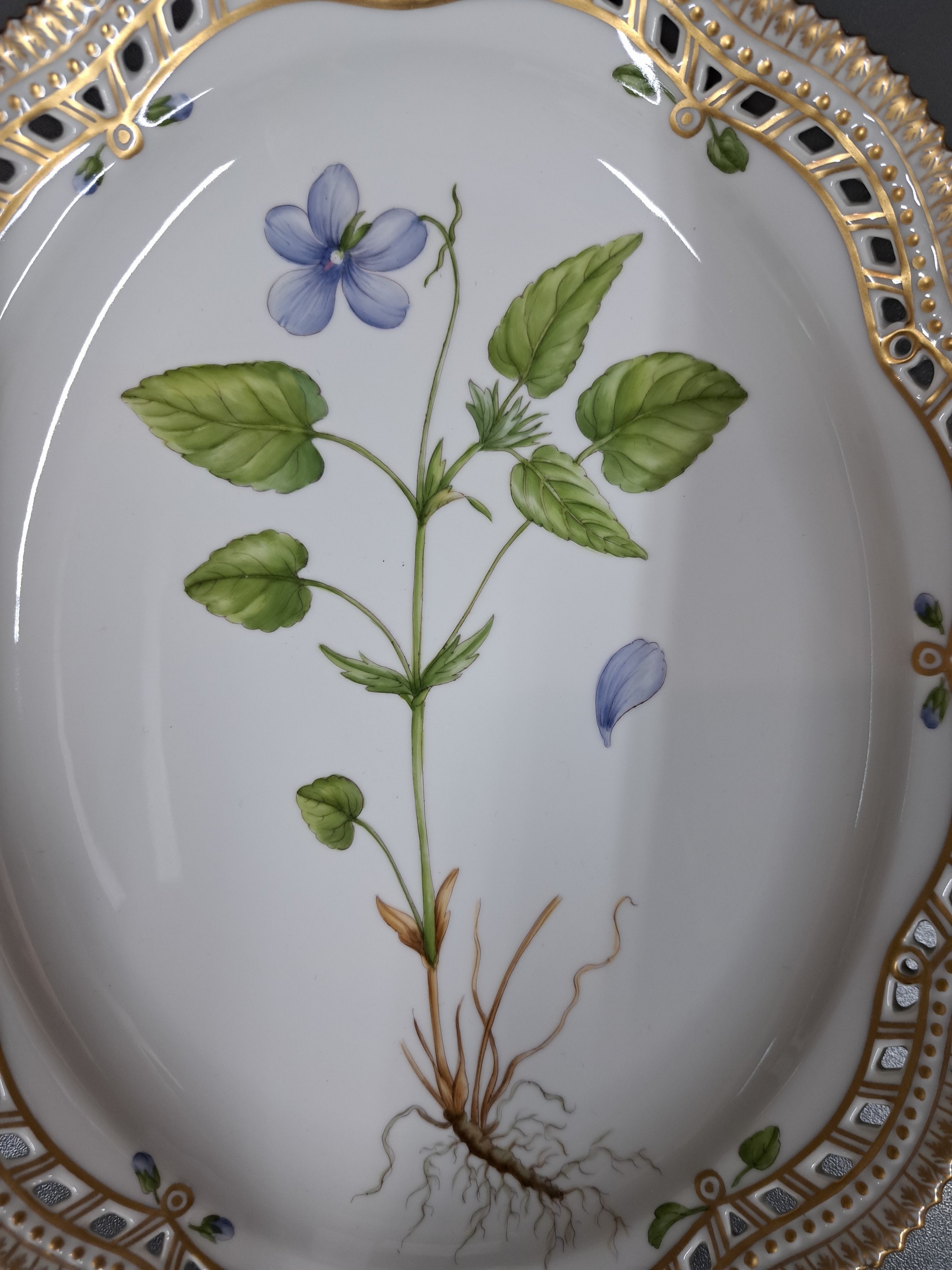 Detail b: Ovale Platte, Royal Copenhagen, Flora Danica, Viola montana L., Rand mit Durchbrucharbeit, handbemalt, Goldstaffage, ca. 27 x 22 cm