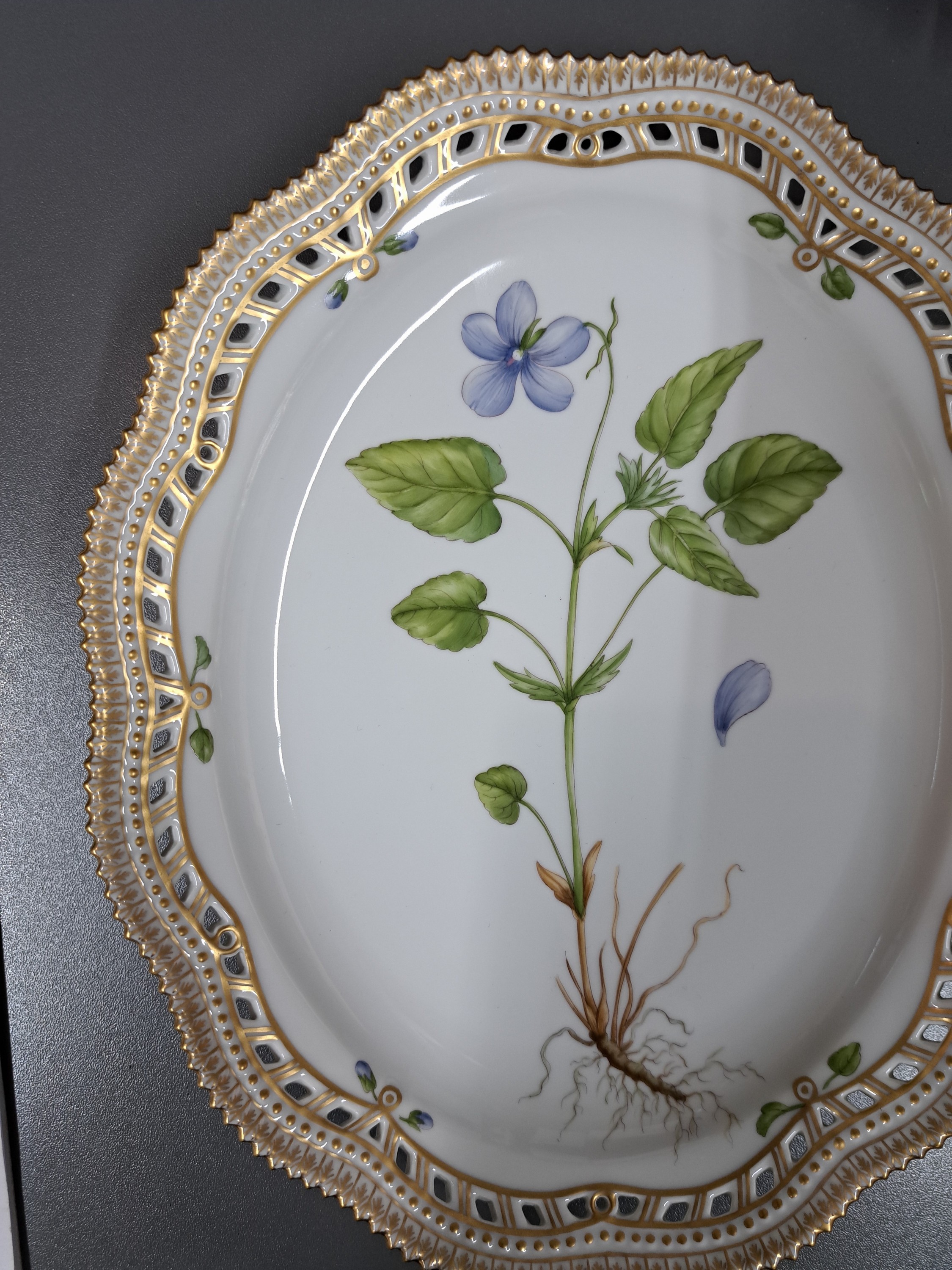 Detail c: Ovale Platte, Royal Copenhagen, Flora Danica, Viola montana L., Rand mit Durchbrucharbeit, handbemalt, Goldstaffage, ca. 27 x 22 cm