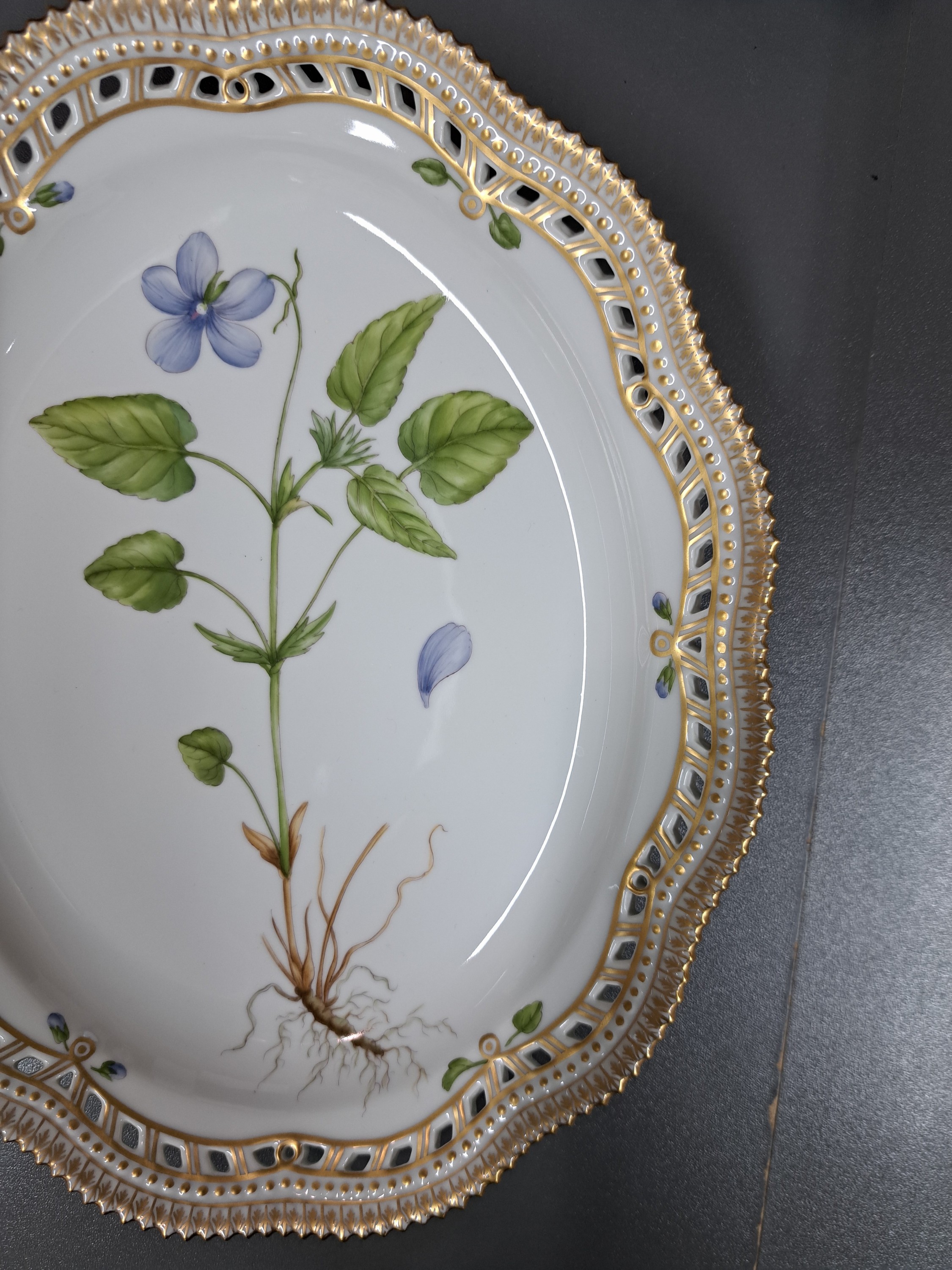 Detail d: Ovale Platte, Royal Copenhagen, Flora Danica, Viola montana L., Rand mit Durchbrucharbeit, handbemalt, Goldstaffage, ca. 27 x 22 cm