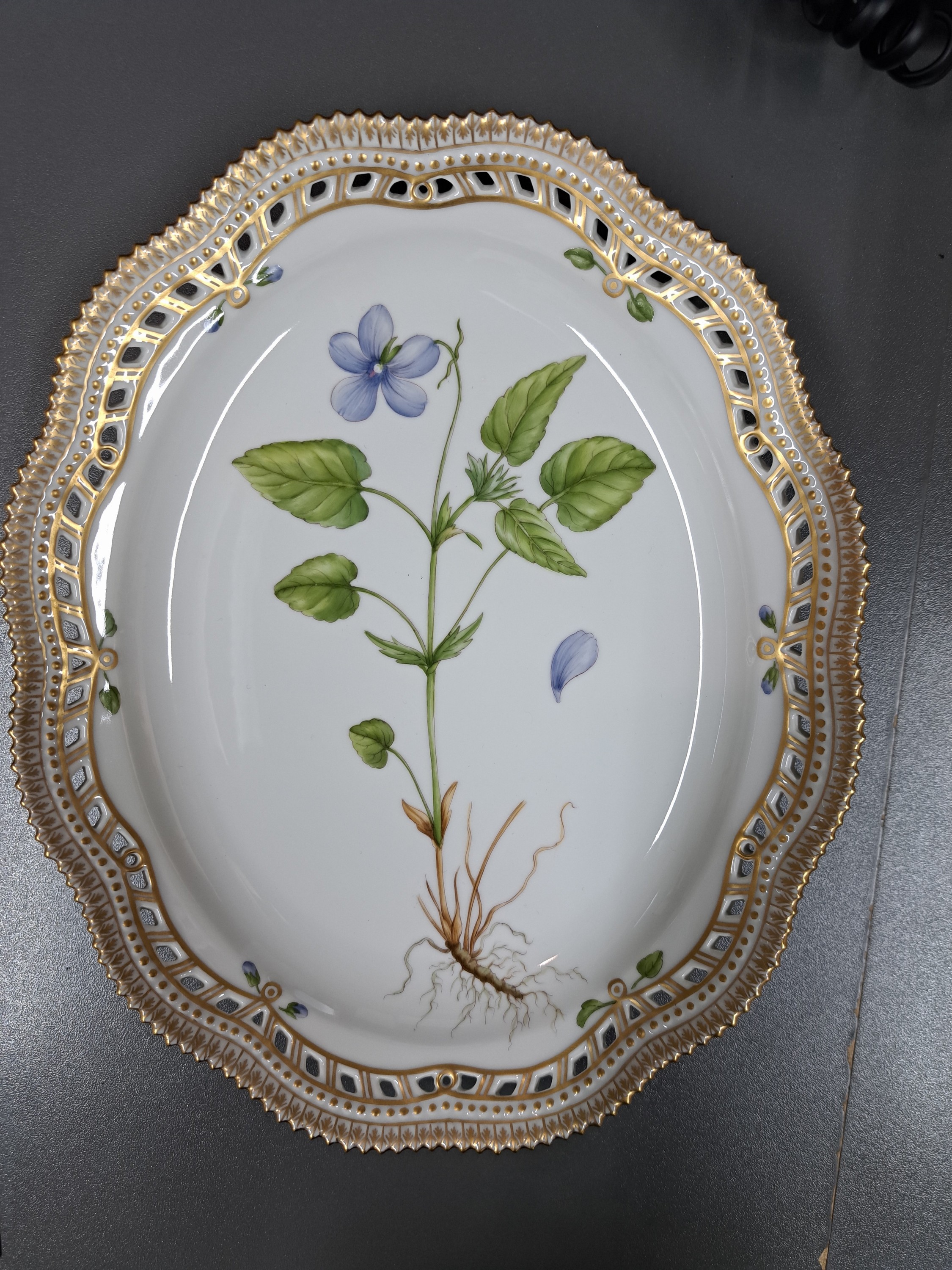 Detail e: Ovale Platte, Royal Copenhagen, Flora Danica, Viola montana L., Rand mit Durchbrucharbeit, handbemalt, Goldstaffage, ca. 27 x 22 cm