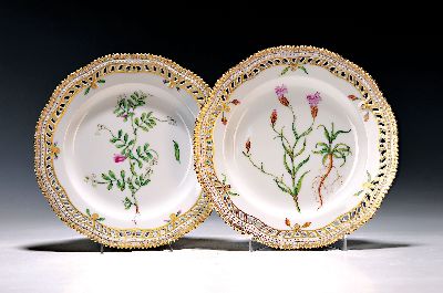 Image Zwei Teller, Royal Copenhagen, Flora Danica, 20. Jh., Vicia sativa L., handbemalt, ...