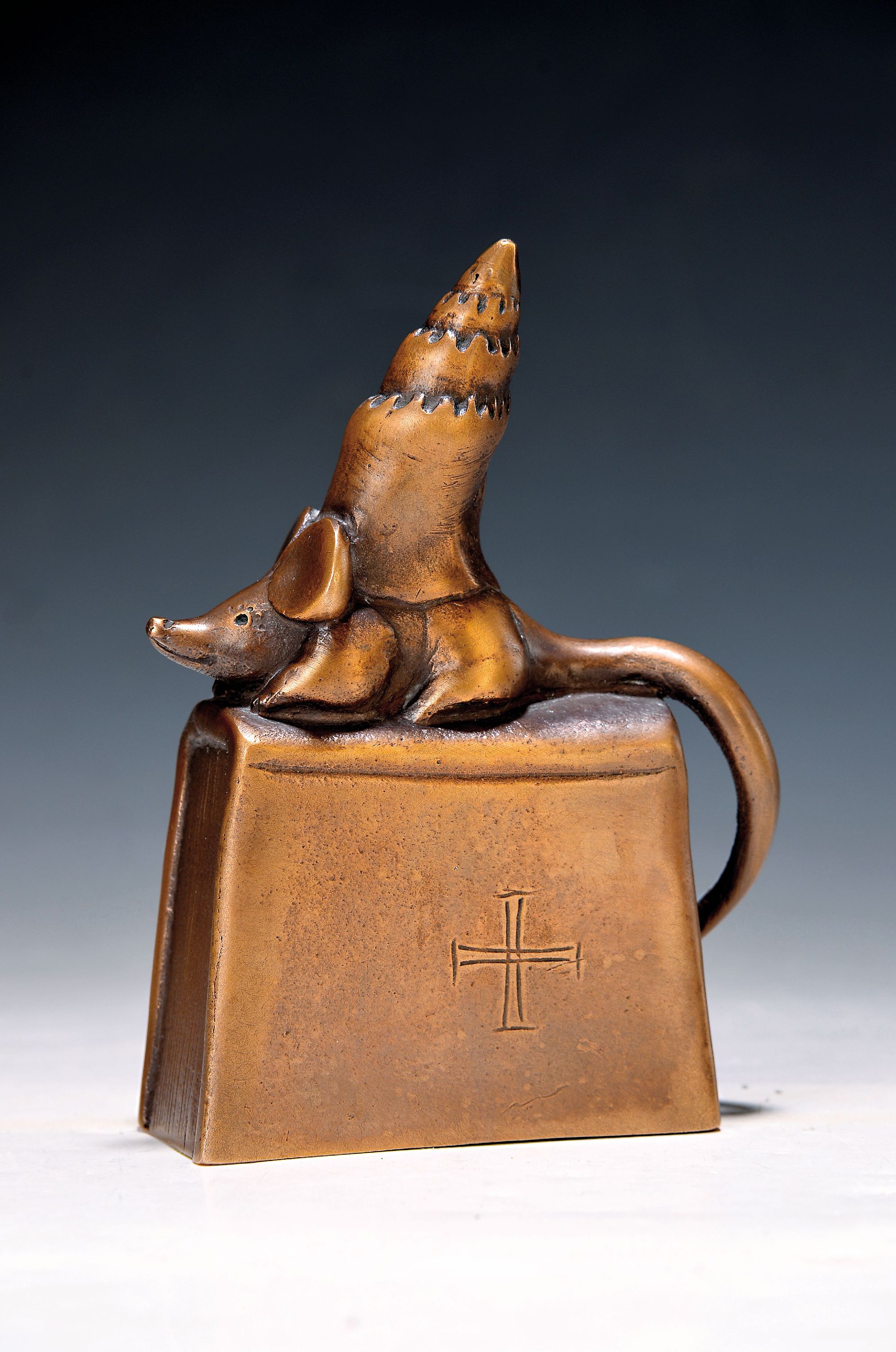 Gernot Rumpf, 1940 Kaiserslautern-2025, die katholische Kirchenmaus, Bronzeskulptur, signiert und num. 21/25, H. ca. 16cm