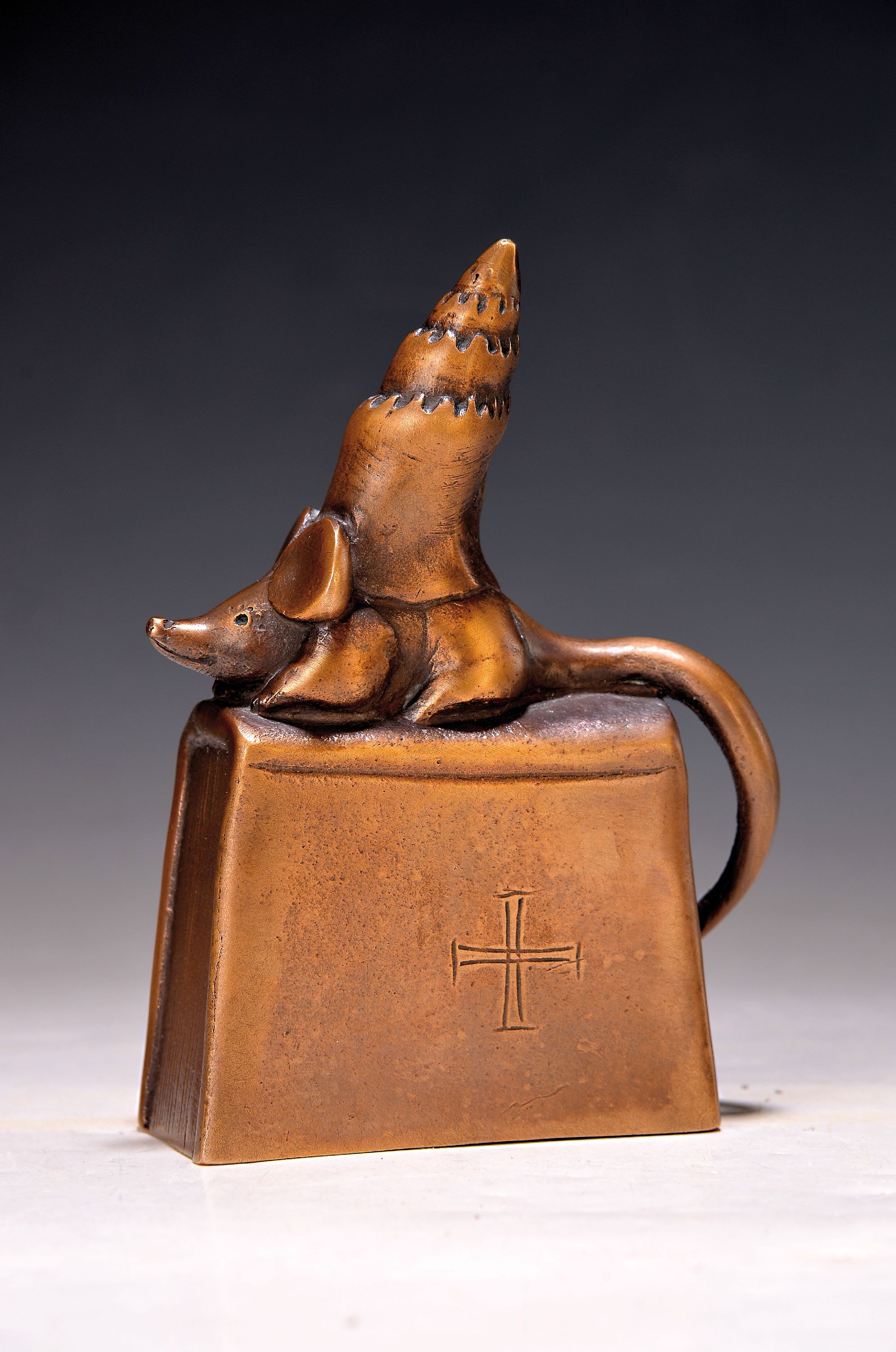 Detail k: Gernot Rumpf, 1940 Kaiserslautern-2025, die katholische Kirchenmaus, Bronzeskulptur, signiert und num. 21/25, H. ca. 16cm