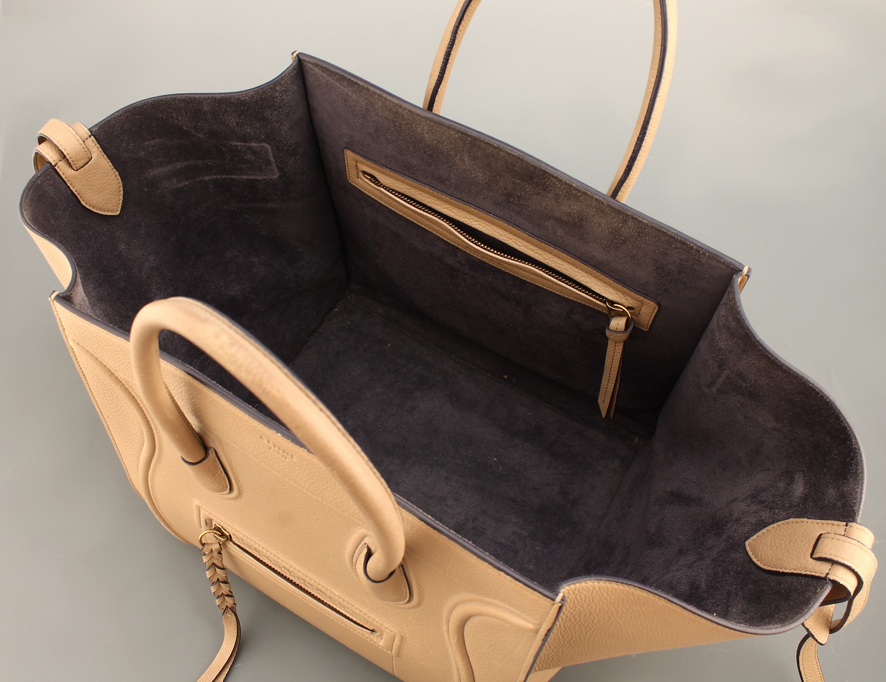 Detail b: CELINE Tasche, Luggage Phantom Medium, Leder in light taupe, 2 Tragehenkel, außen Reißverschlussfach, innen graublaues Wildleder, guter ...