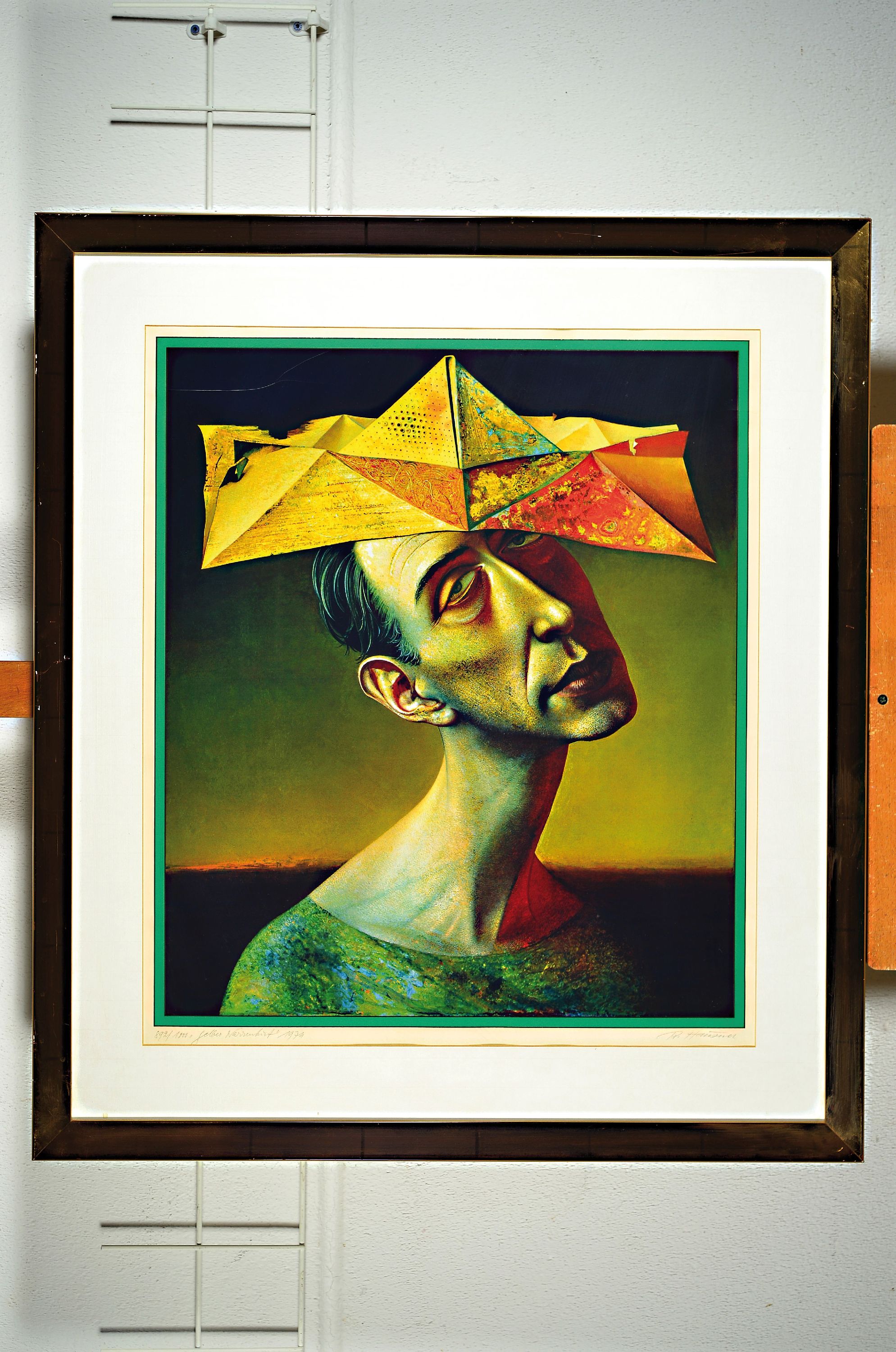 Detail k: Rudolf Hausner, 1914 - 1995, "gelber Narrenhut", 1974, 892/1000, handsigniert, ca. 62.7 x 53.9 cm, unter Glas, Rahmen PP., ca. 85 x 75 cm