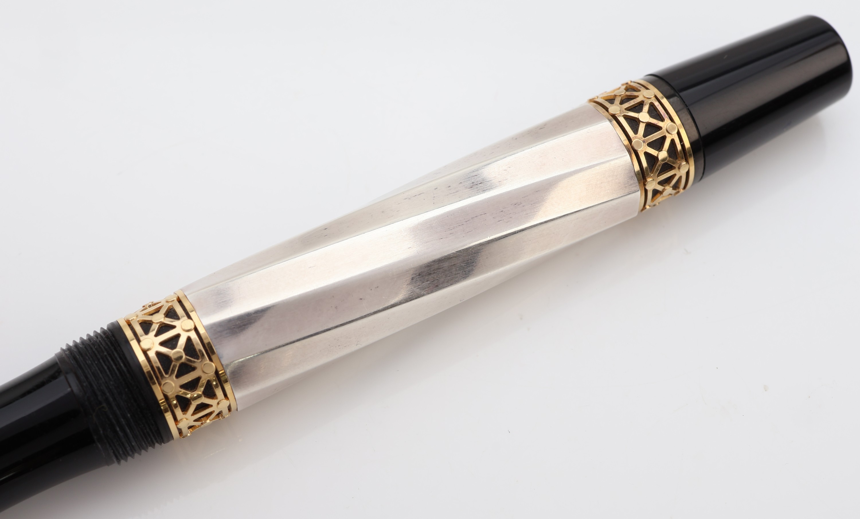 Detail b: MONTBLANC Patron of Art 4810 Edition von 2000,Kolbenfüllfederhalter, "Karl der Große", Korpus und Kappe aus 925er Sterlingsilber, ...