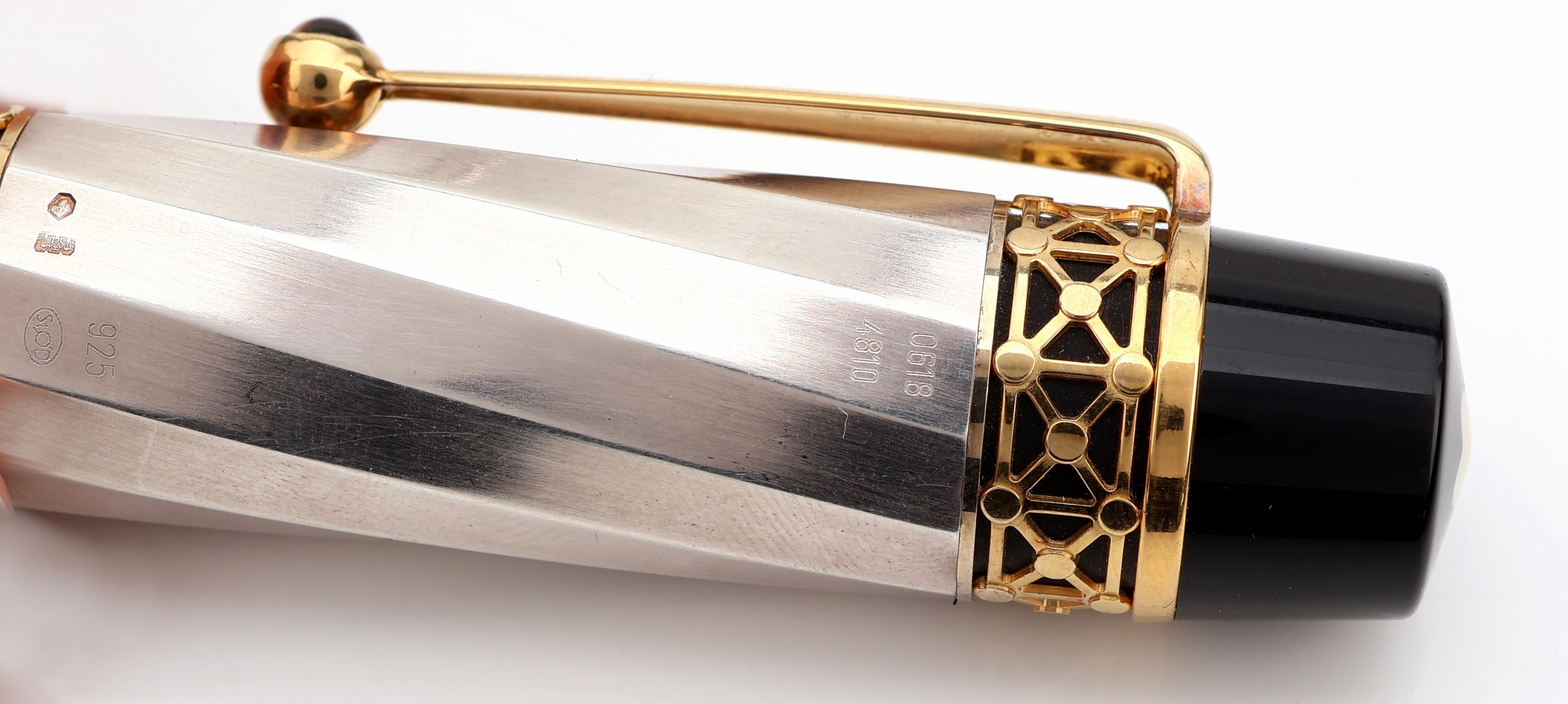 Detail d: MONTBLANC Patron of Art 4810 Edition von 2000,Kolbenfüllfederhalter, "Karl der Große", Korpus und Kappe aus 925er Sterlingsilber, ...