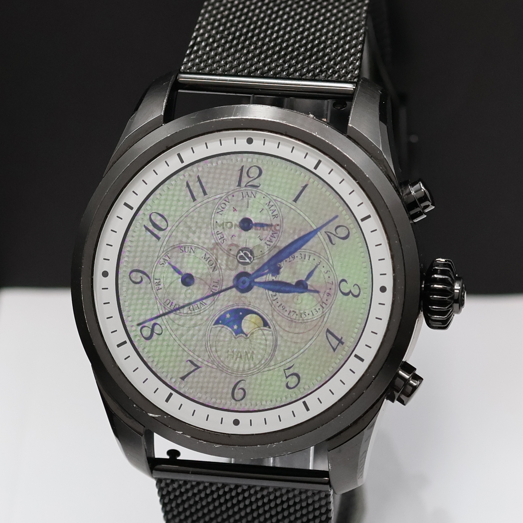 Detail a: MONTBLANC Smartwatch Summit 42 mm, DLC beschichtetes Edelstahlgeh. inkl. Milanaiseband m. Faltschl., Multifunktionsuhr welche mit einem Smartphone ...