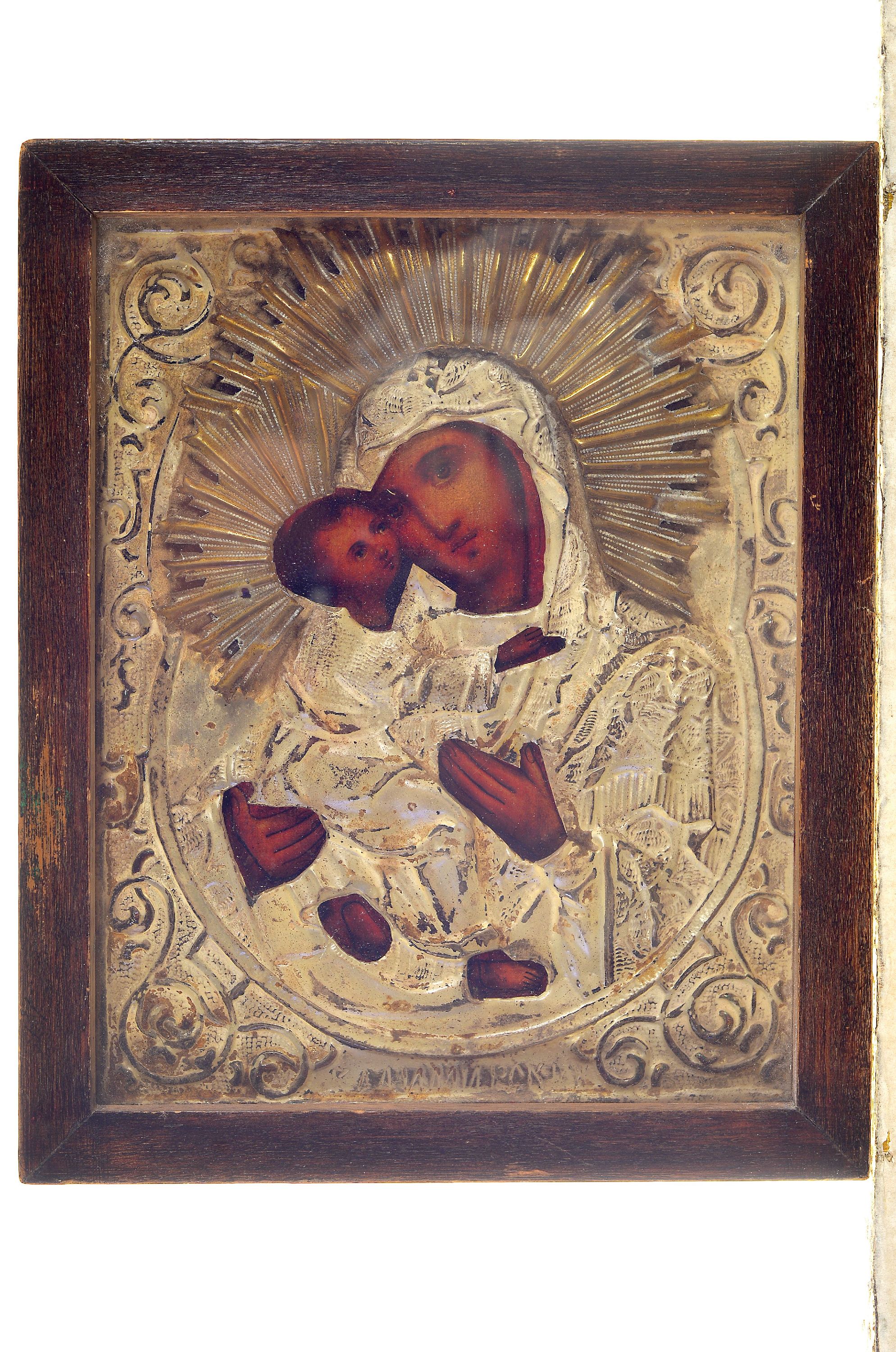 Detail k: Ikone, Russland, um 1900, Gottesmutter Maria mit Kind, reich geprägtes Metalloklad, Tempera auf Holz, im Kiot, ca. 24.5x20cm