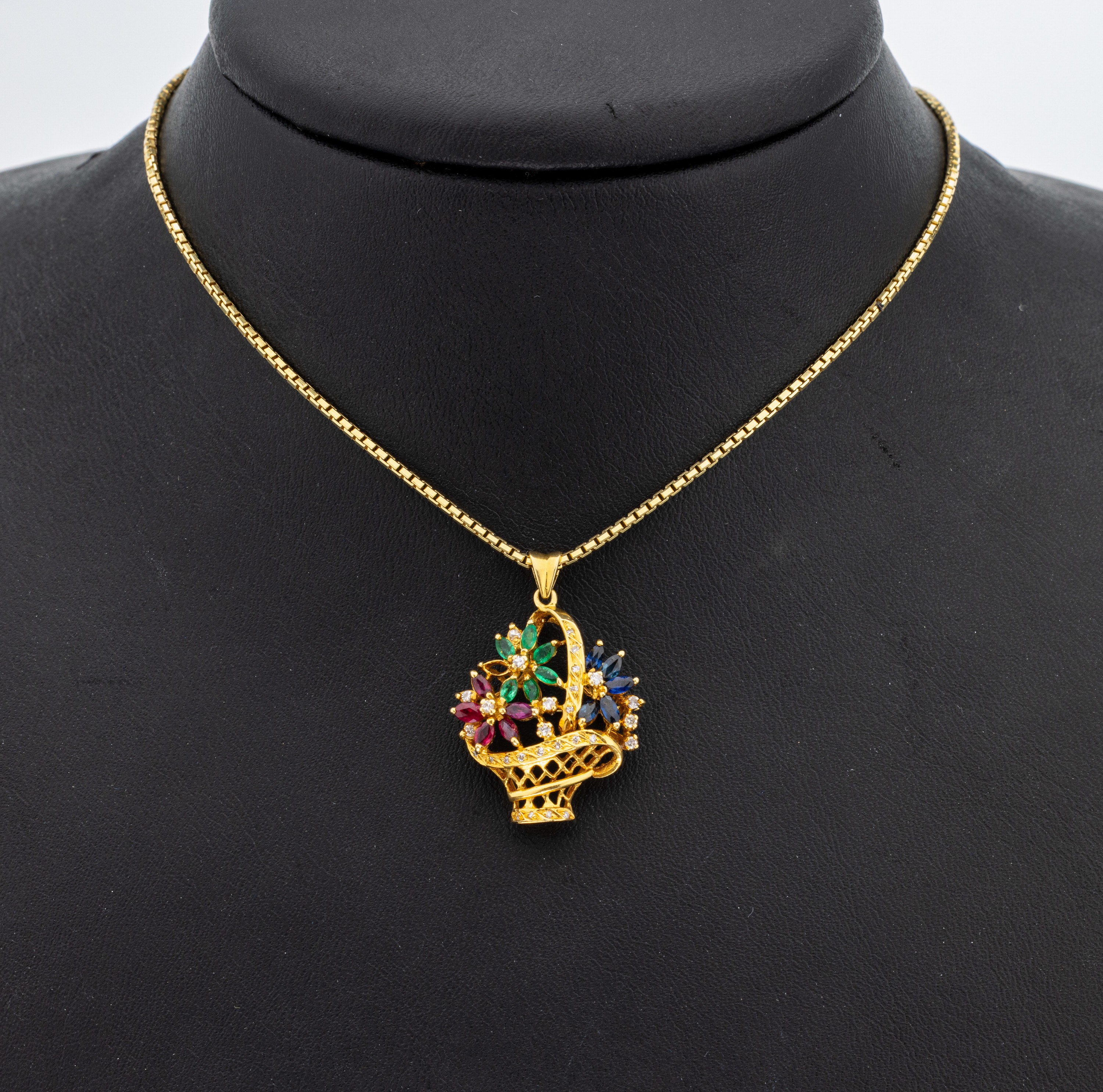 18 kt Gold Farbstein-Diamant-Anhänger/Brosche, GG 750/000, Darstellung eines Blumenkorbs, 5 Saphir-Navettes zus. ca. 0.25 ct, 5 Rubin- Navettes zus. ...