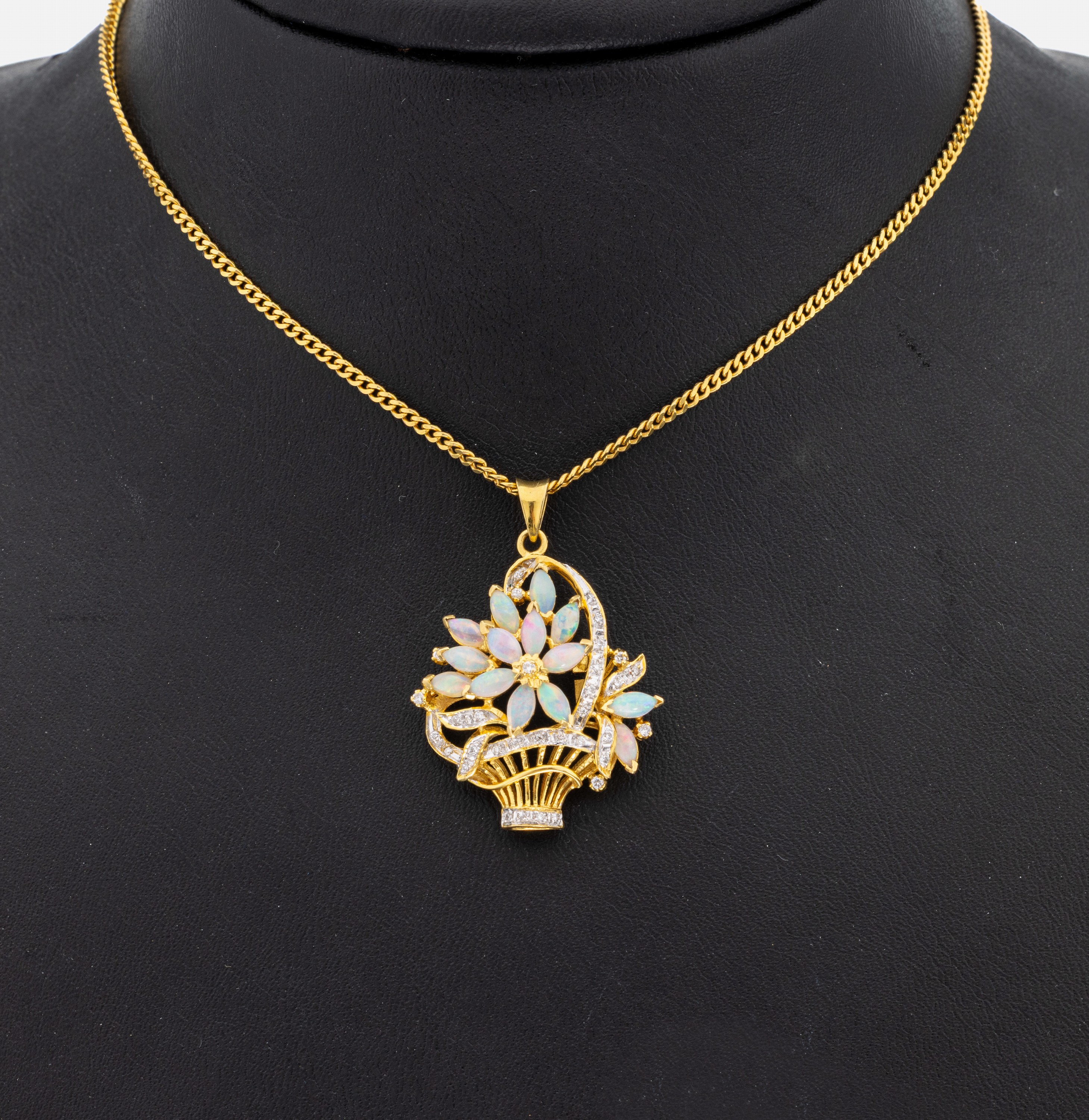 18 kt Gold Opal-Brillant-Anhänger, GG 750/000, Darstellung eines Blumenkorbs, 14 navettef. Opal-Cabochons zus. ca. 1.0 ct, 32 Brillanten zus. ca. ...