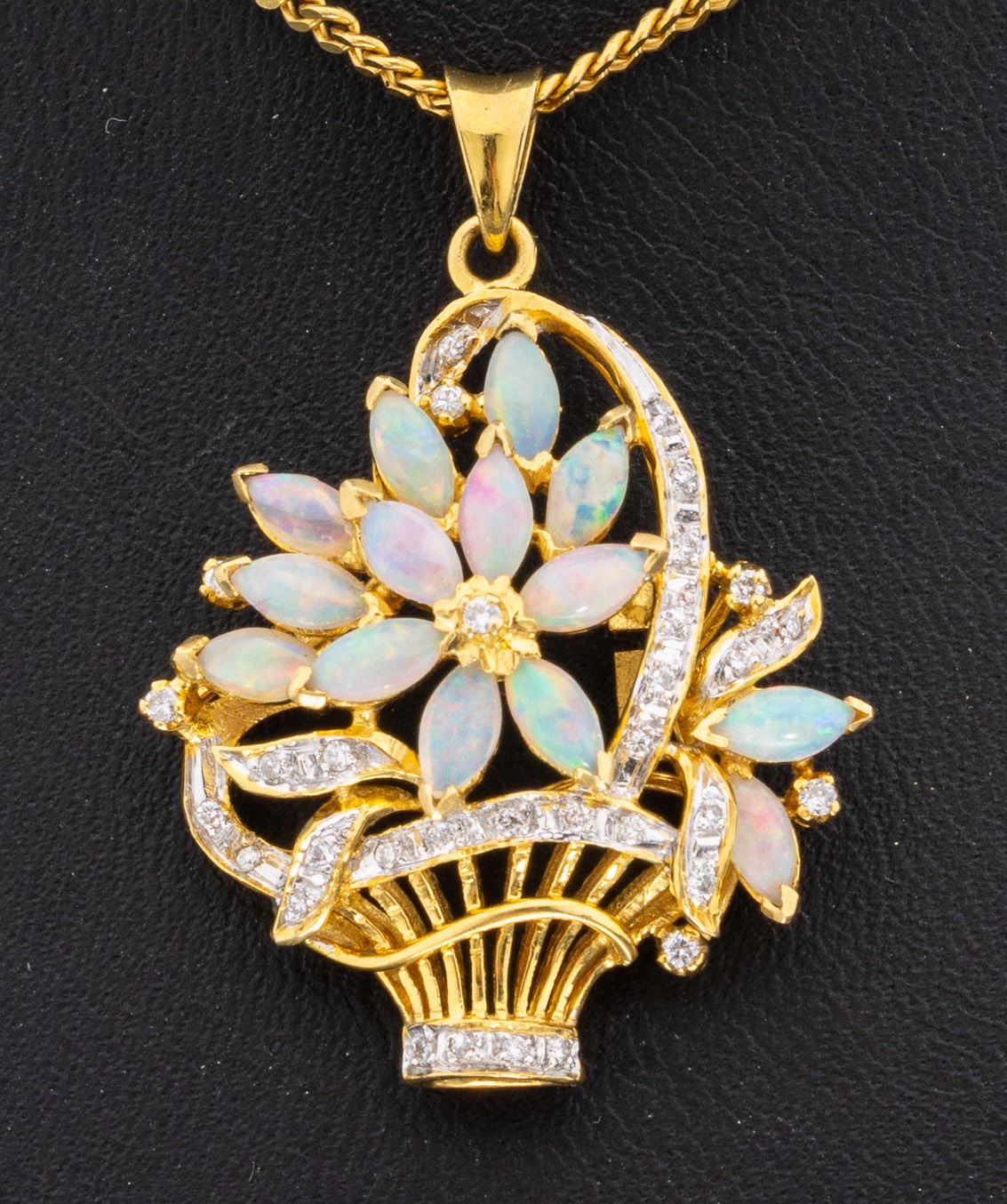 Detail a: 18 kt Gold Opal-Brillant-Anhänger, GG 750/000, Darstellung eines Blumenkorbs, 14 navettef. Opal-Cabochons zus. ca. 1.0 ct, 32 Brillanten zus. ca. ...