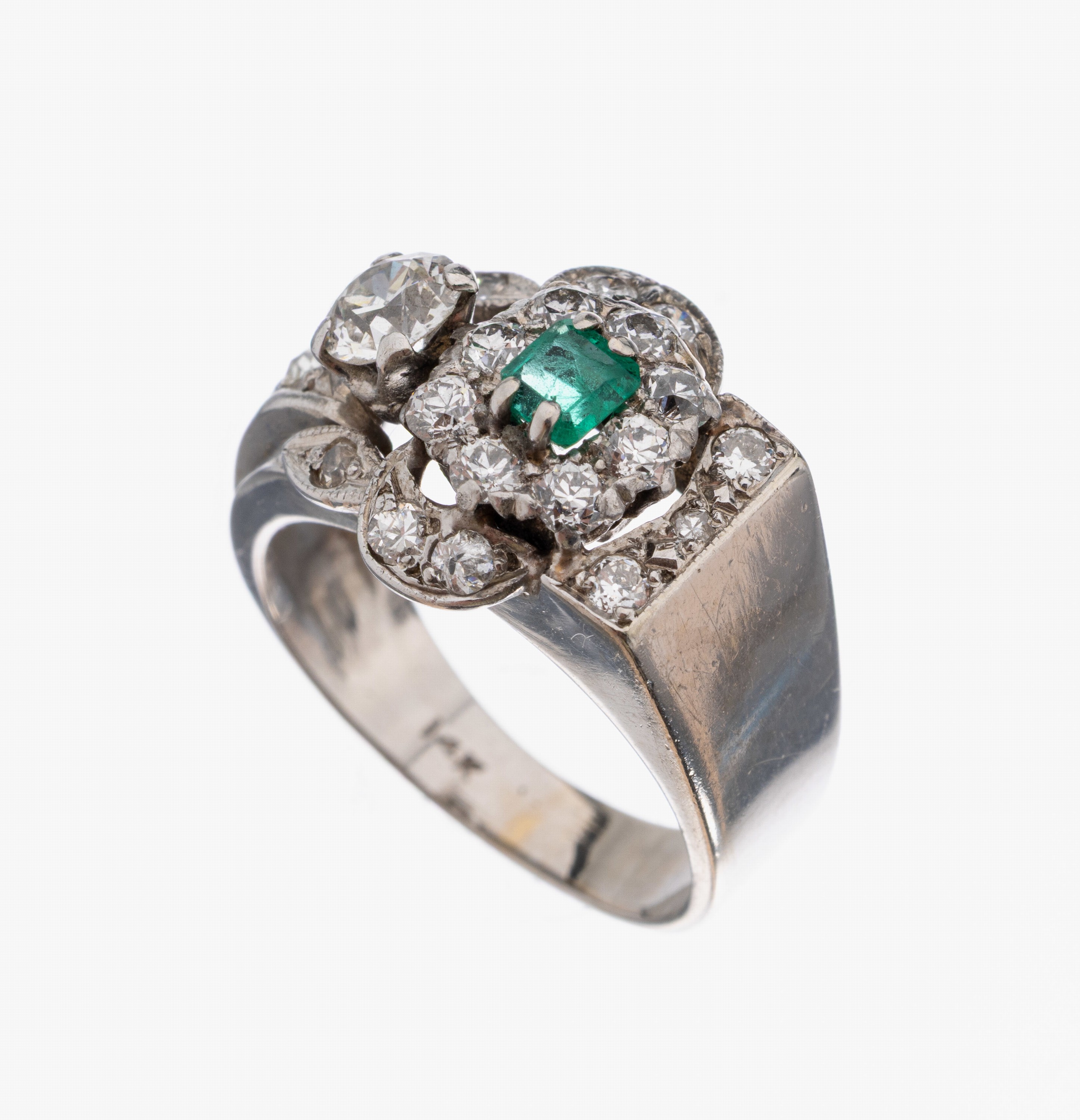 14 kt Gold Smaragd-Diamant-Ring, WG 585/000, außergewöhnliche Gestaltung, 1 Smaragd im Treppenschliff (min. besch.) ca. 0.05 ct, 20 ...