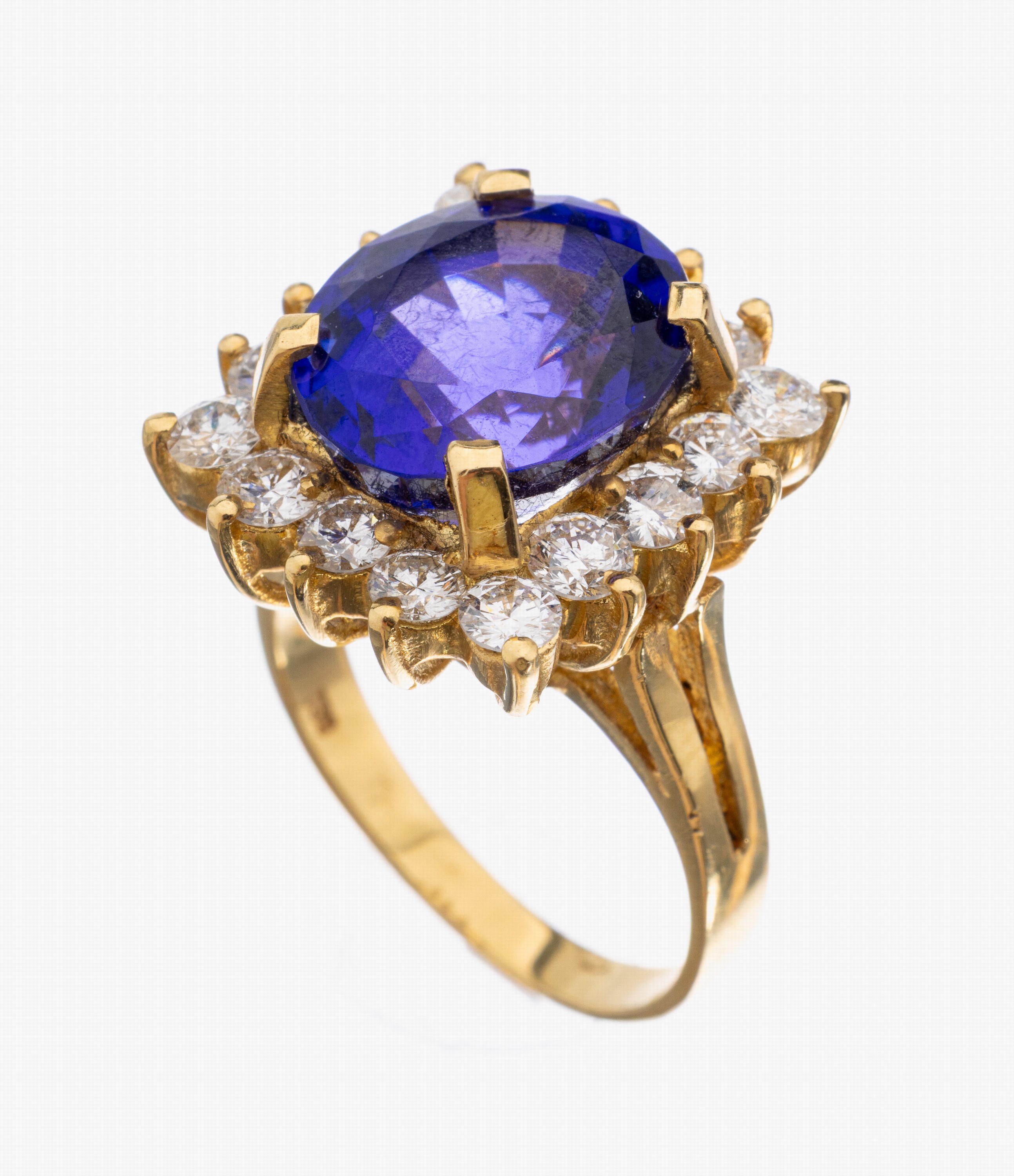18 kt Gold Tansanit-Brillant-Ring, GG 750/000, mittig ovalfacett. Tansanit von sehr schöner Farbe ca. 10.0 ct, umgeben von 16 Brillanten zus. ca. ...