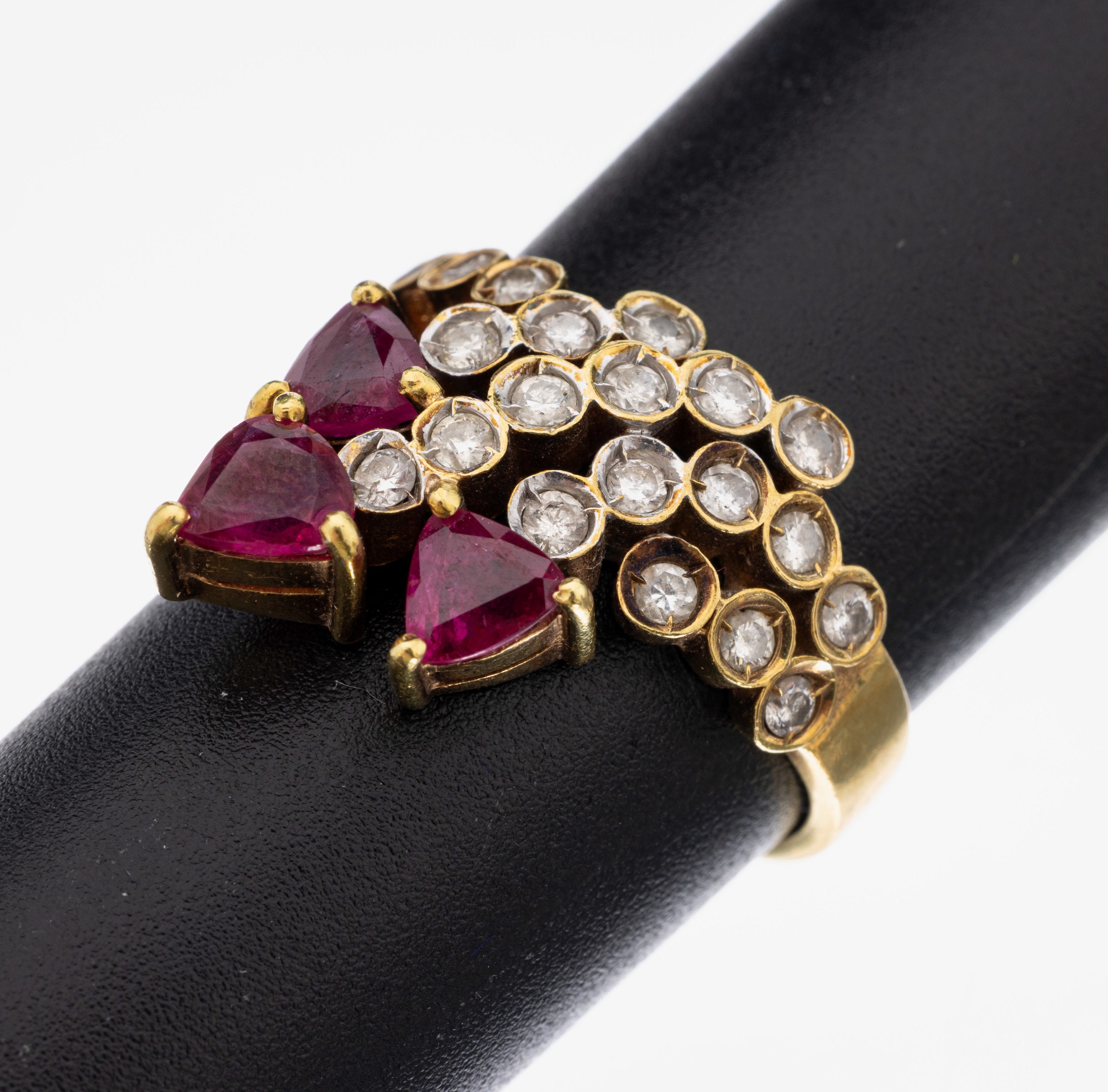 18 kt Gold Rubin-Diamant-Ring, GG 750/000, außergewöhnliche Gestaltung, 3 facett. Rubin- Triangeln zus. ca. 0.60 ct, 24 8/8-Diamanten zus. ca. ...