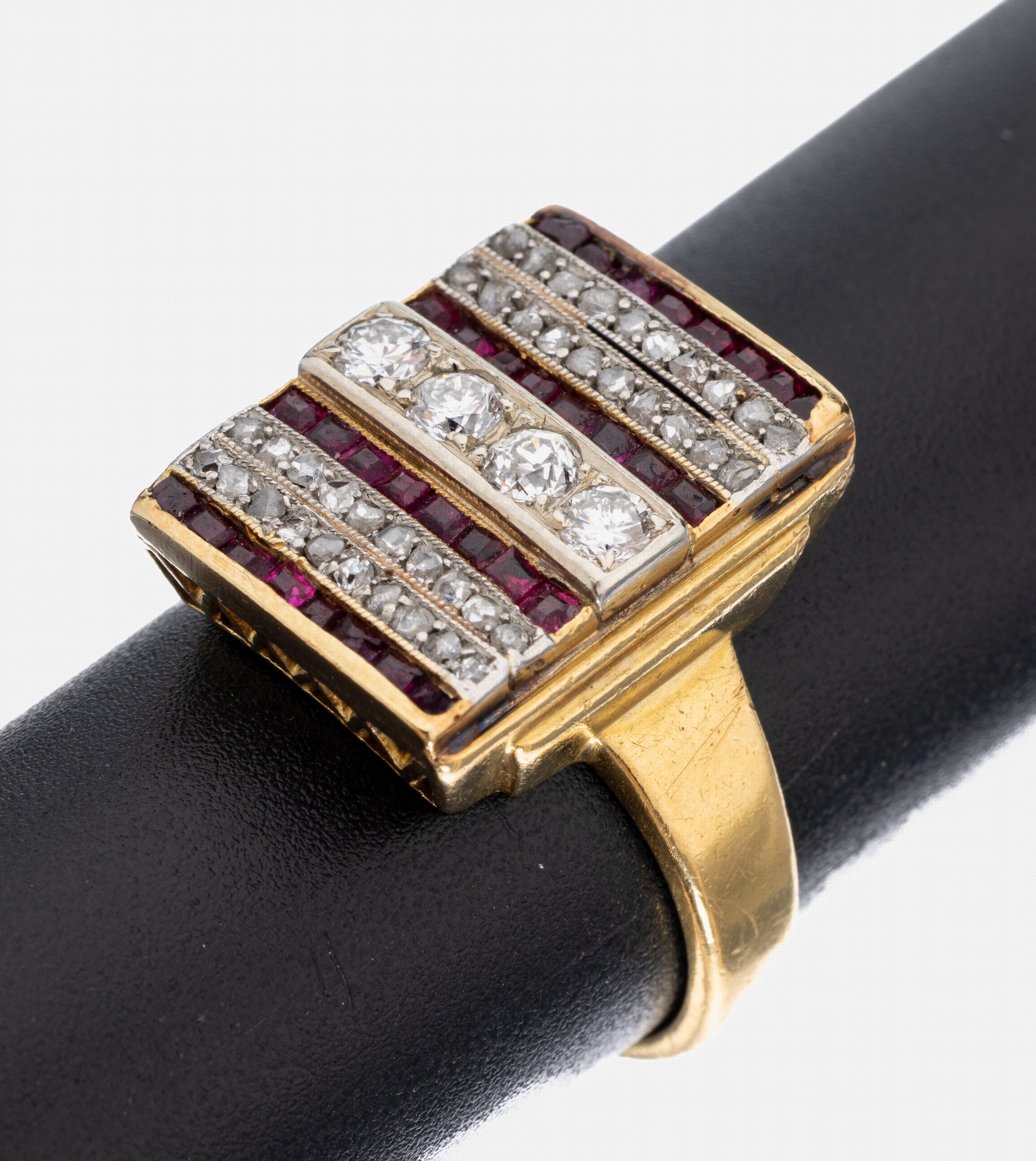 18 kt Gold Diamant-Rubin-Ring, GG/WG 750/000, mittig 3 Brillanten und 1 Altschliffdiamant zus. ca. 0.28 ct Weiß/si, 40 Diamantrosen zus. ca. 0.20 ...