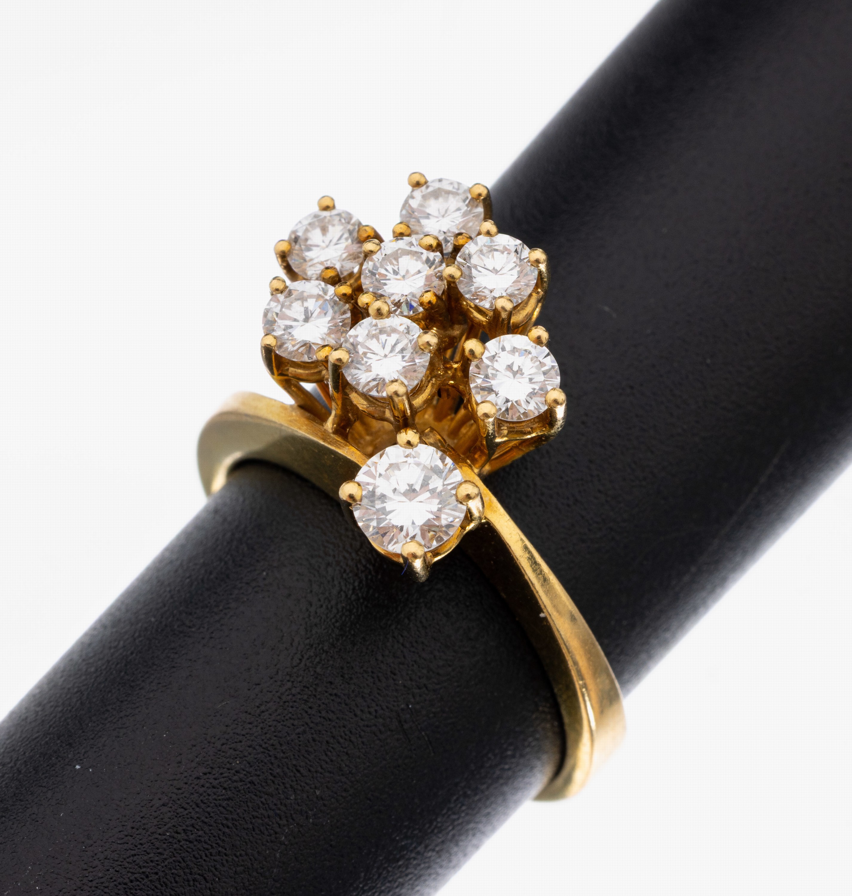 18 kt Gold Brillant-Ring, GG 750/000, 8 Brillanten zus. ca. 1.10 ct feines Weiß -Weiß/vs-si, RW 54, ca. 6.2 g, Meistermarke unged.