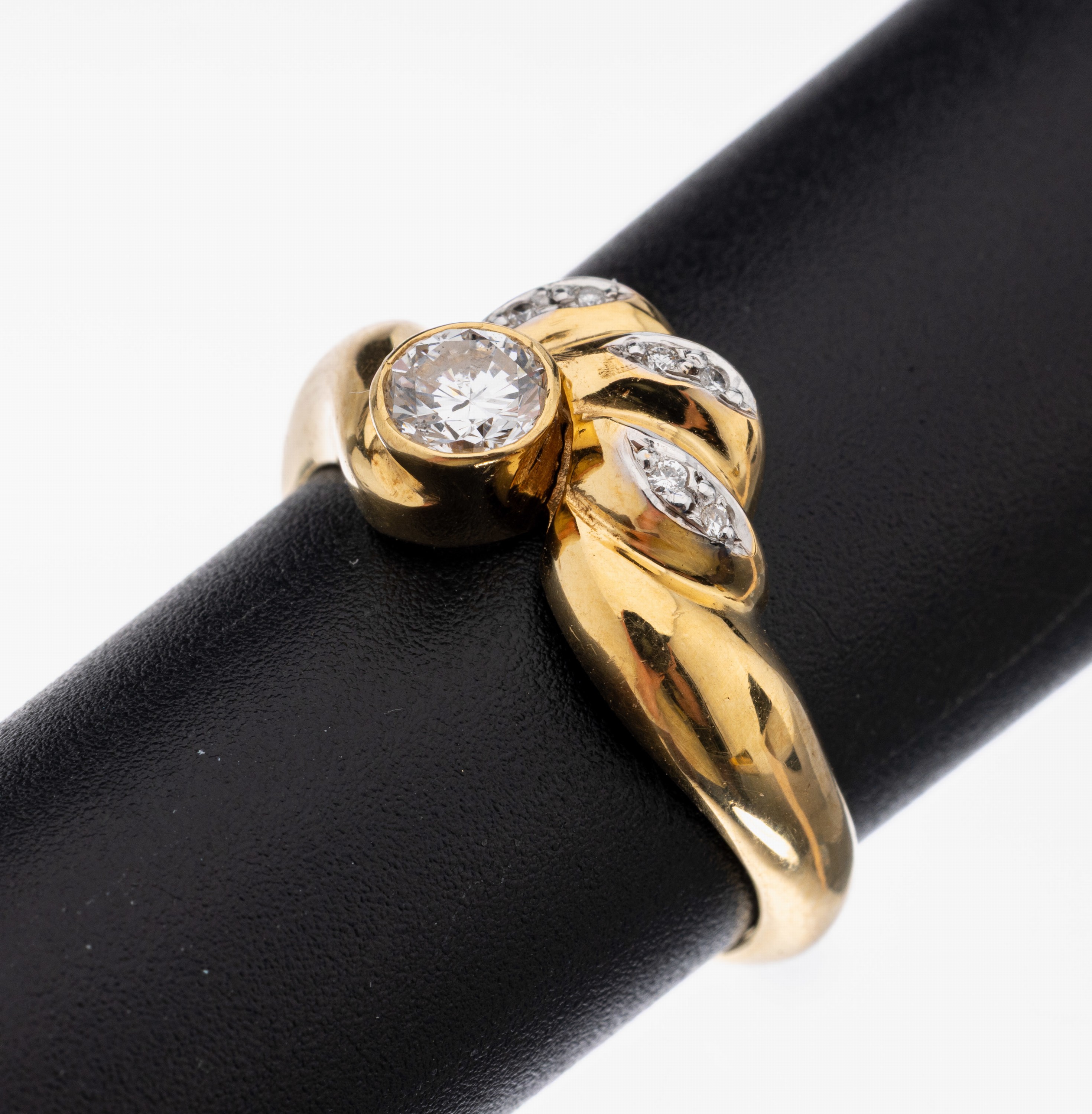 18 kt Gold Brillant-Ring, GG 750/000, außergewöhnliche Gestaltung, Brillant ca. 0.30 ct Weiß/p 1, 6 weitere Brillanten zus. ca. 0.03 ct Weiß/si, ...