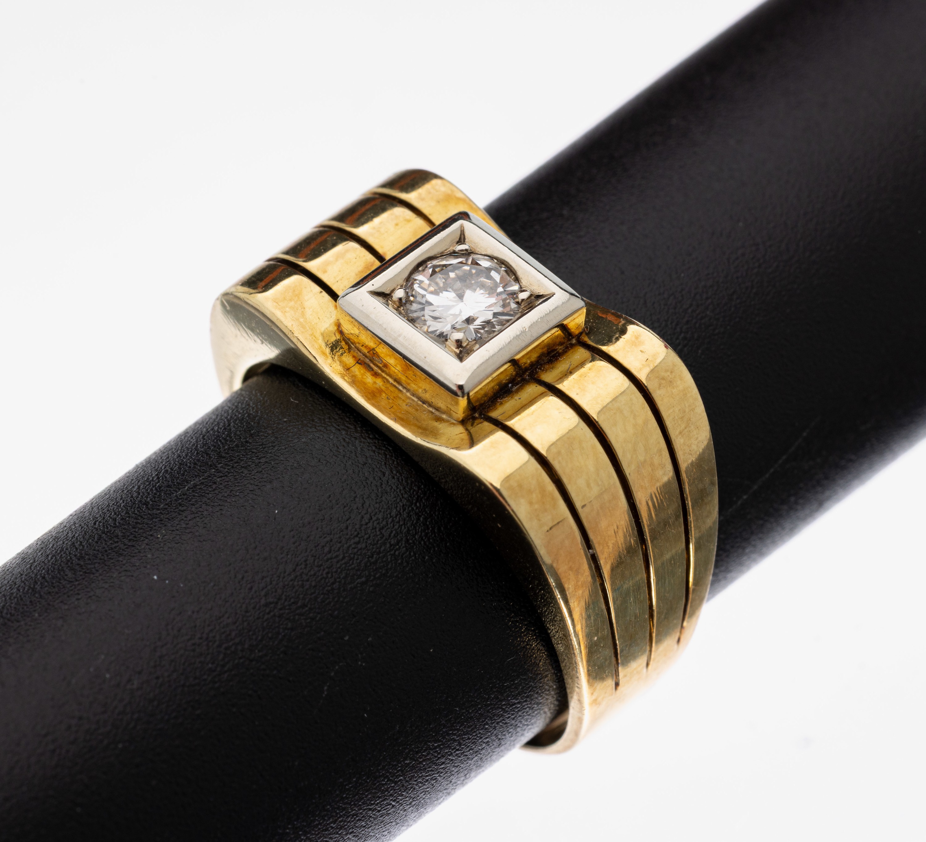14 kt Gold Brillant-Ring, 1950er Jahre, GG/WG 585/000, qualitätvolle Verarbeitung, in WG gefasster Brillant ca. 0.40 ct l.get.Weiß/si, RW 63, ca. ...