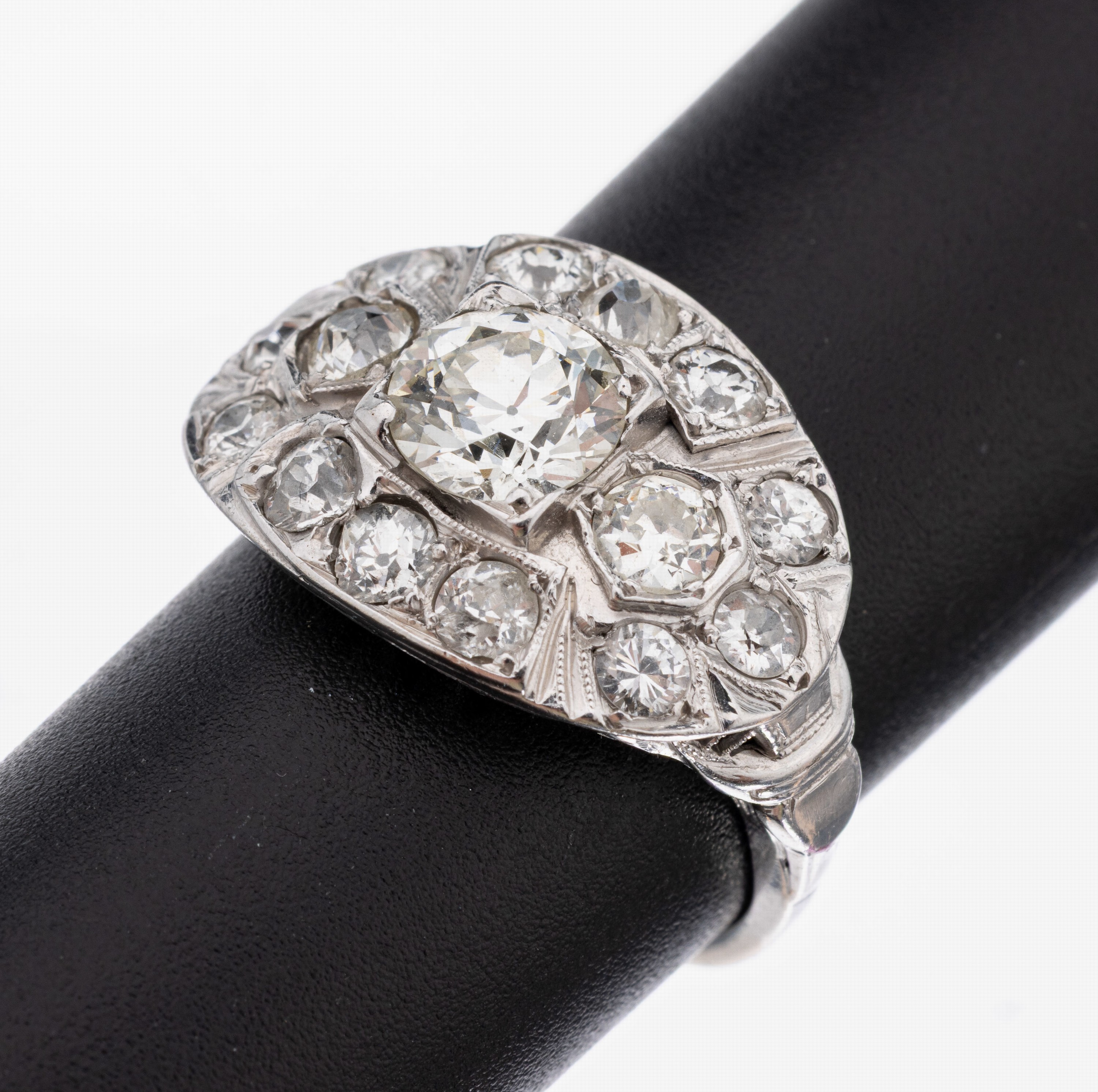 14 kt Gold Diamant-Ring, um 1930, WG 585/000 gepr., mittig Altschliffdiamant ca. 1.10 ct l.get.Weiß/si, 14 weitere Altschliffdiamanten zus. ca. ...