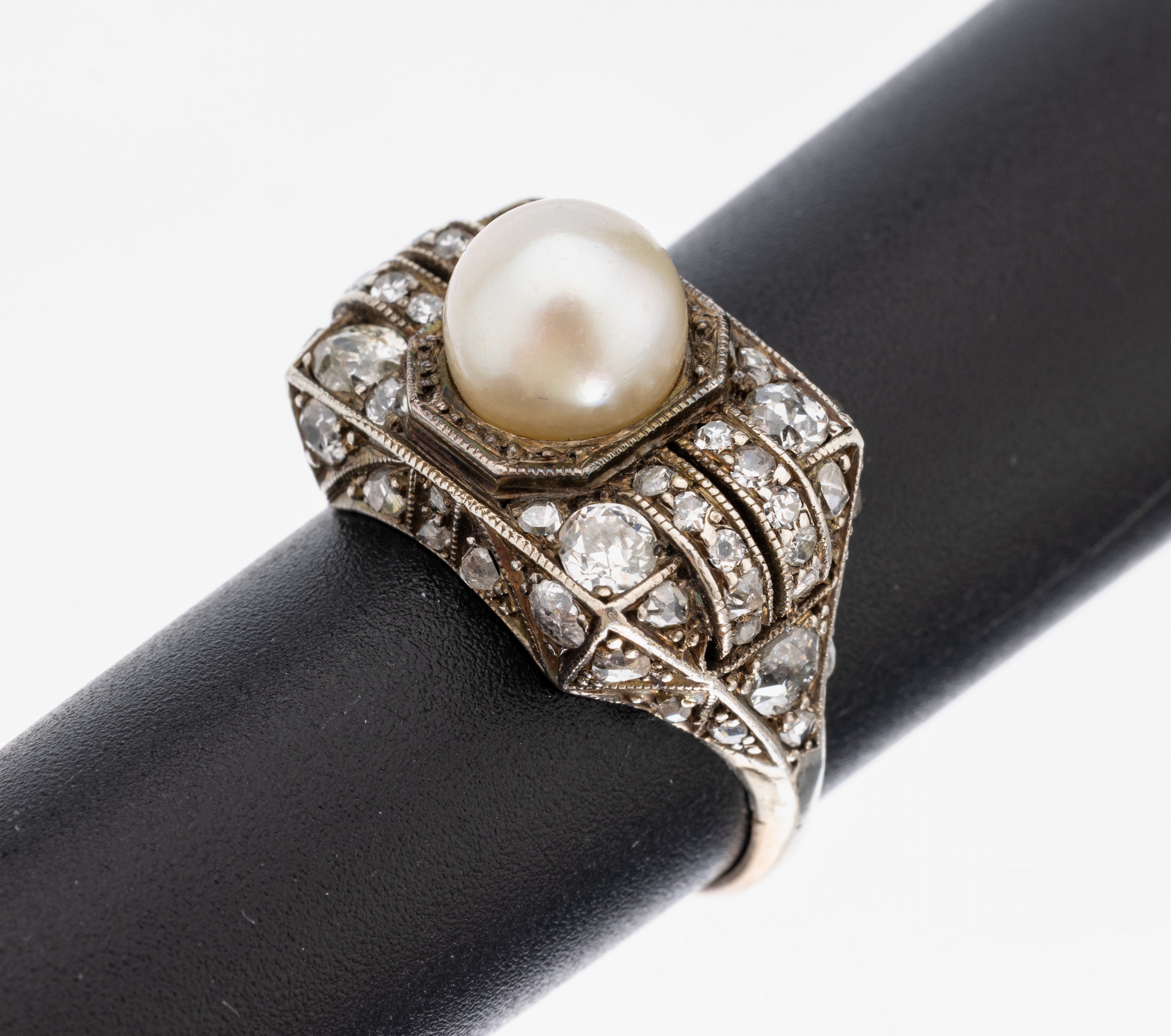 Diamant-Perl-Ring, um 1930, Silber gepr., mittig Zuchtperle, D. ca. 7.6 mm, Altschliffdiamanten und Diamantrosen zus. ca. 1.50 ct ...