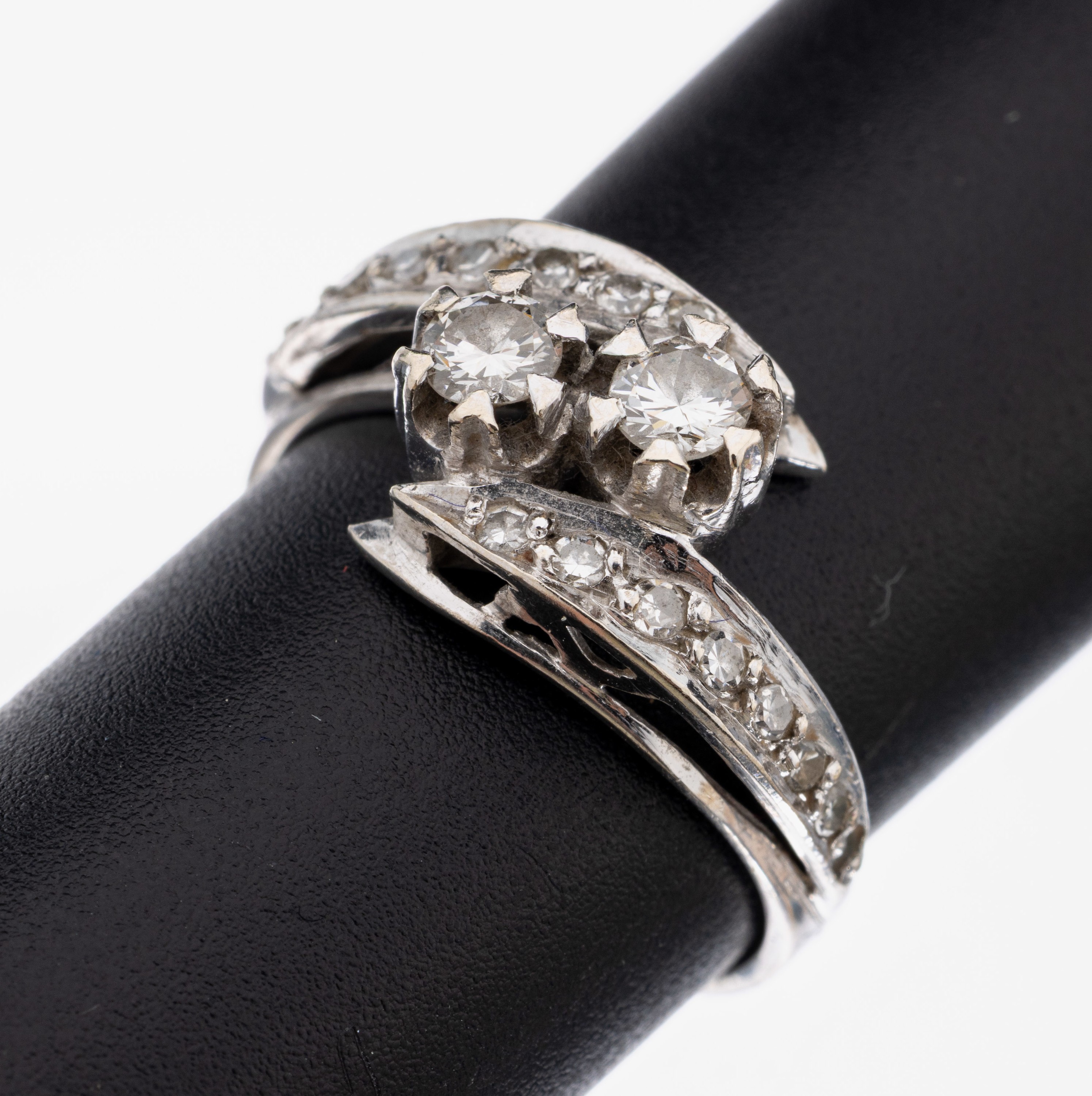 14 kt Gold Diamant-Ring, WG 585/000, 2 erhaben gefasste Brillanten zus. ca. 0.30 ct Weiß/si, Ringschultern mit 16 8/8-Diamanten zus. ca. 0.12 ct ...