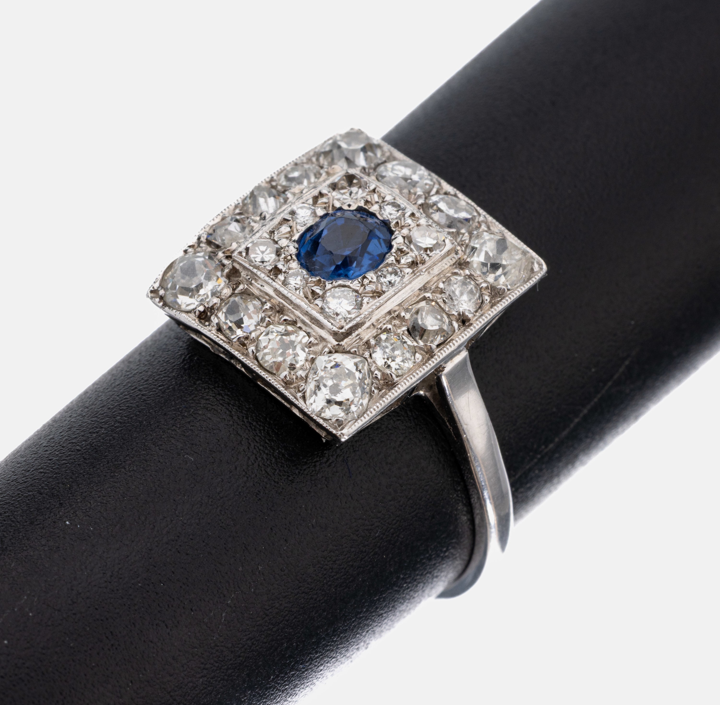 Art Deco Platin Saphir-Diamant-Ring, um 1930, Pt gepr., rechteckiger Ringkopf, mittig ovalfacett. Saphir ca. 0.20 ct, 22 Brillanten, ...