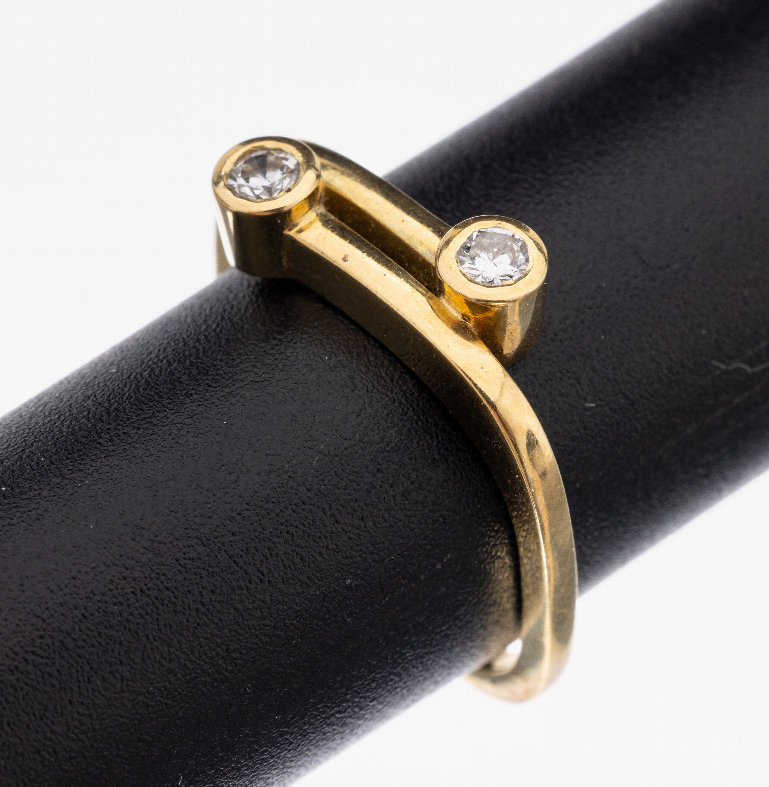 14 kt Gold Brillant-Ring, GG 585/000, viereckige Ringschiene, 2 Brillanten zus. ca. 0.10 ct Weiß/si, RW 50, ca. 3.3 g