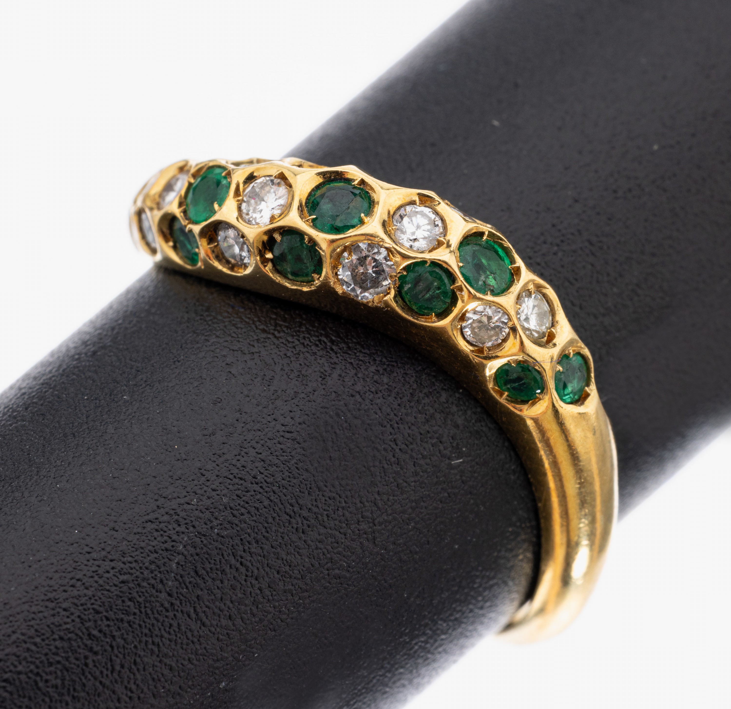 18 kt Gold Smaragd-Brillant-Ring, GG 750/000, 15 rundfacett. Smaragde zus. ca. 0.28 ct, 12 Brillanten zus. ca. 0.18 ct Weiß/si-p 1, RW 53, ca. 3.1 g