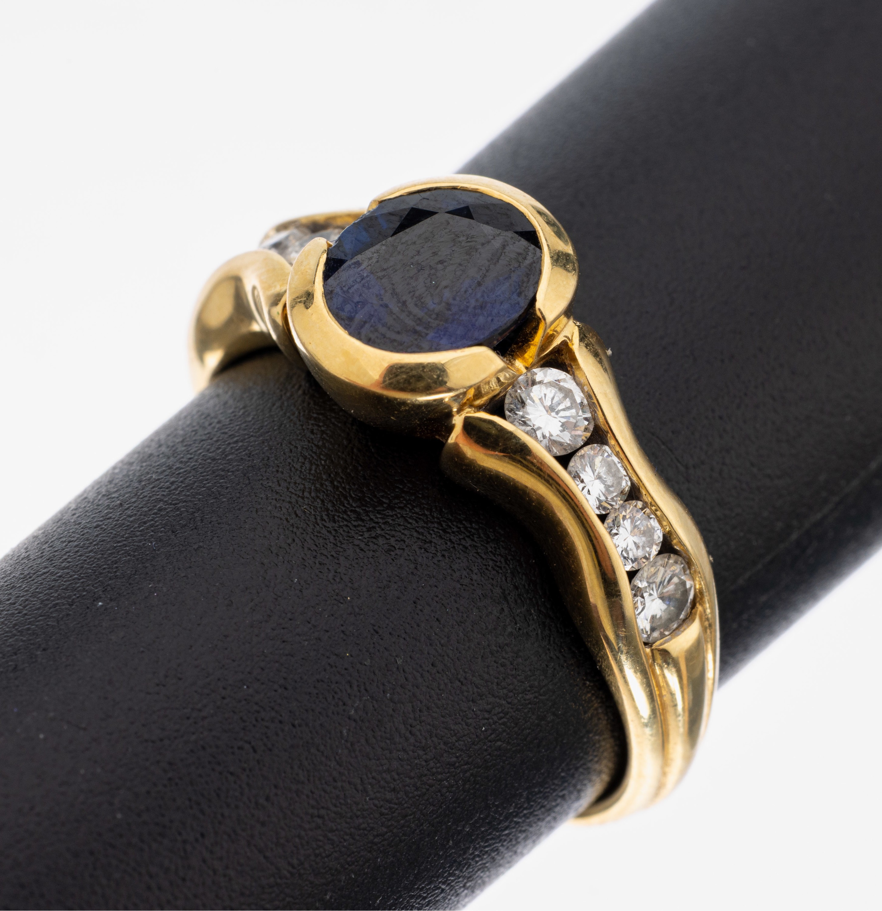 18 kt Gold Saphir-Brillant-Ring, GG 750/000, ovalfacett. Saphir ca. 1.15 ct, 8 Brillanten zus. ca. 0.40 ct Weiß/si, RW 56, ca. 6.0 g