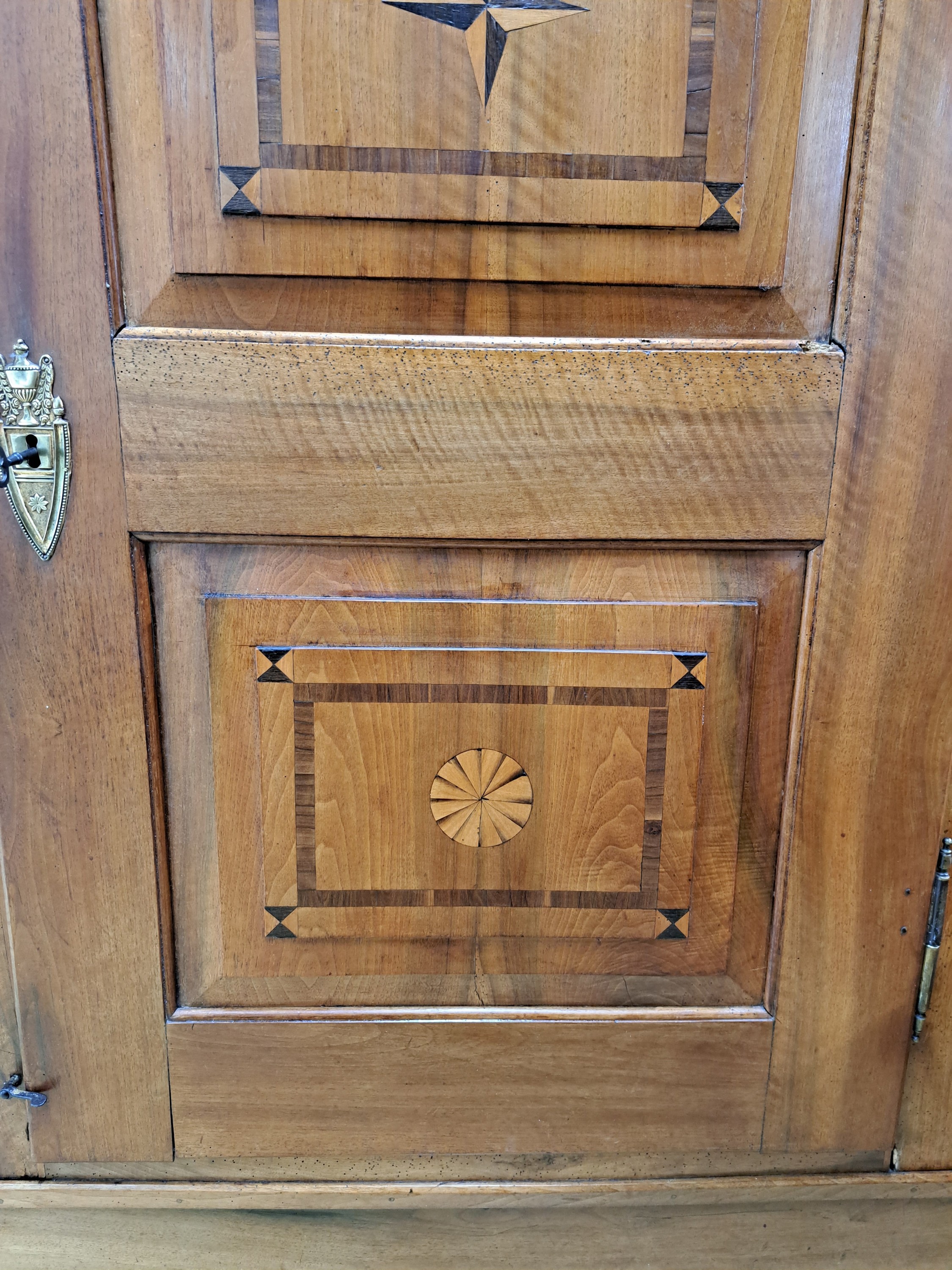 Detail c: Louis-Seize Schrank, dat. 1781, wohl Hessen Biedenkopf, Nußbaum massiv, mit aufwendigen Intarsien aus diversen Hölzern, eintürig, auf Rahmen ...