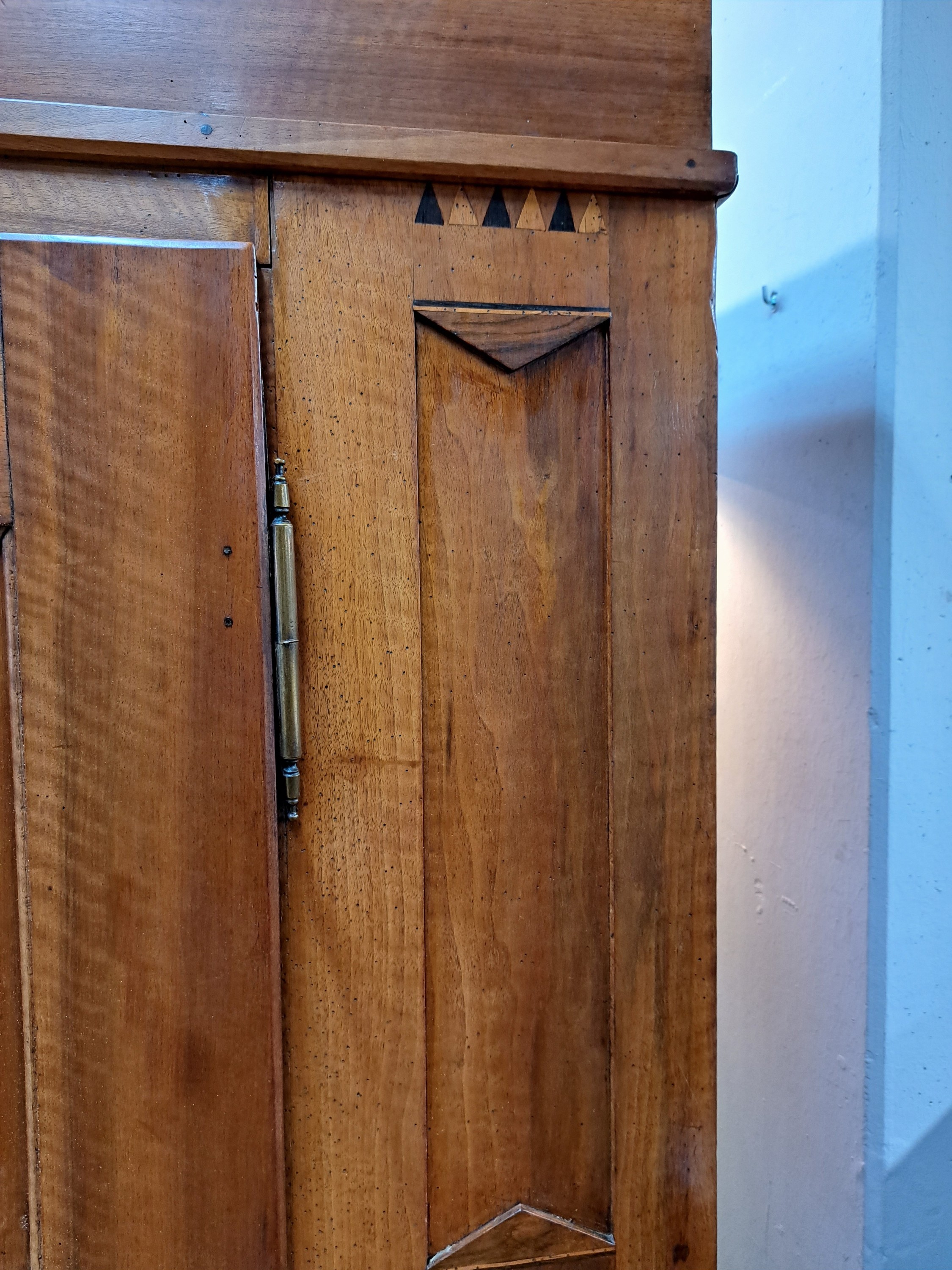 Detail d: Louis-Seize Schrank, dat. 1781, wohl Hessen Biedenkopf, Nußbaum massiv, mit aufwendigen Intarsien aus diversen Hölzern, eintürig, auf Rahmen ...