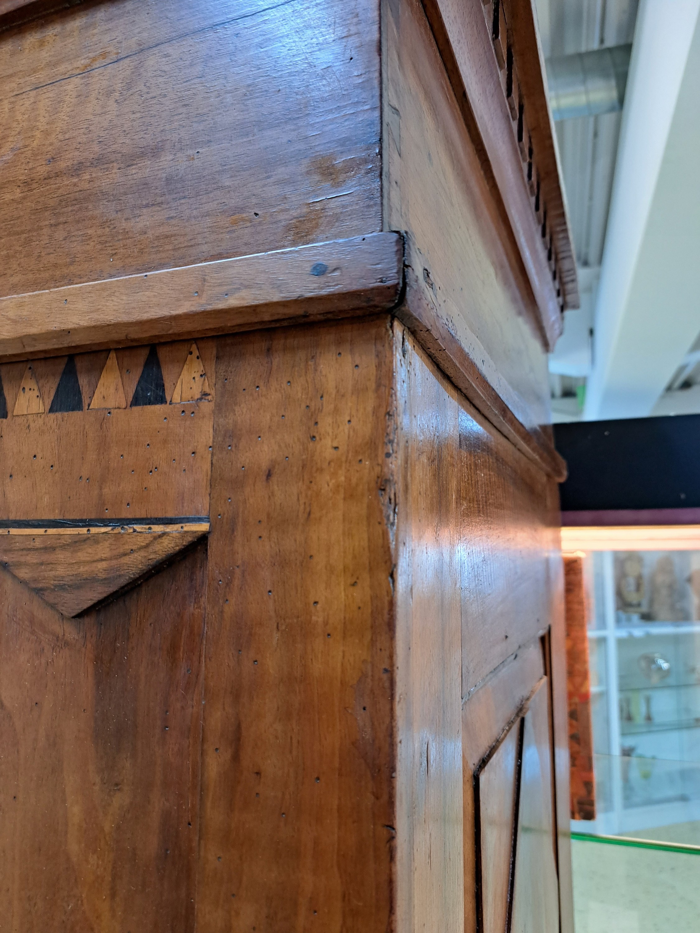 Detail e: Louis-Seize Schrank, dat. 1781, wohl Hessen Biedenkopf, Nußbaum massiv, mit aufwendigen Intarsien aus diversen Hölzern, eintürig, auf Rahmen ...