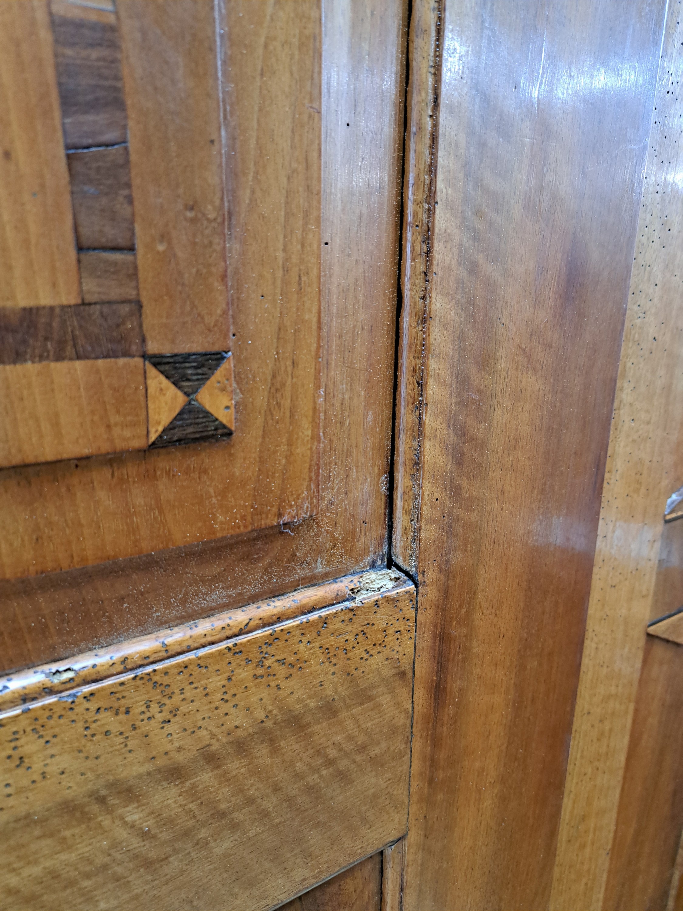 Detail f: Louis-Seize Schrank, dat. 1781, wohl Hessen Biedenkopf, Nußbaum massiv, mit aufwendigen Intarsien aus diversen Hölzern, eintürig, auf Rahmen ...