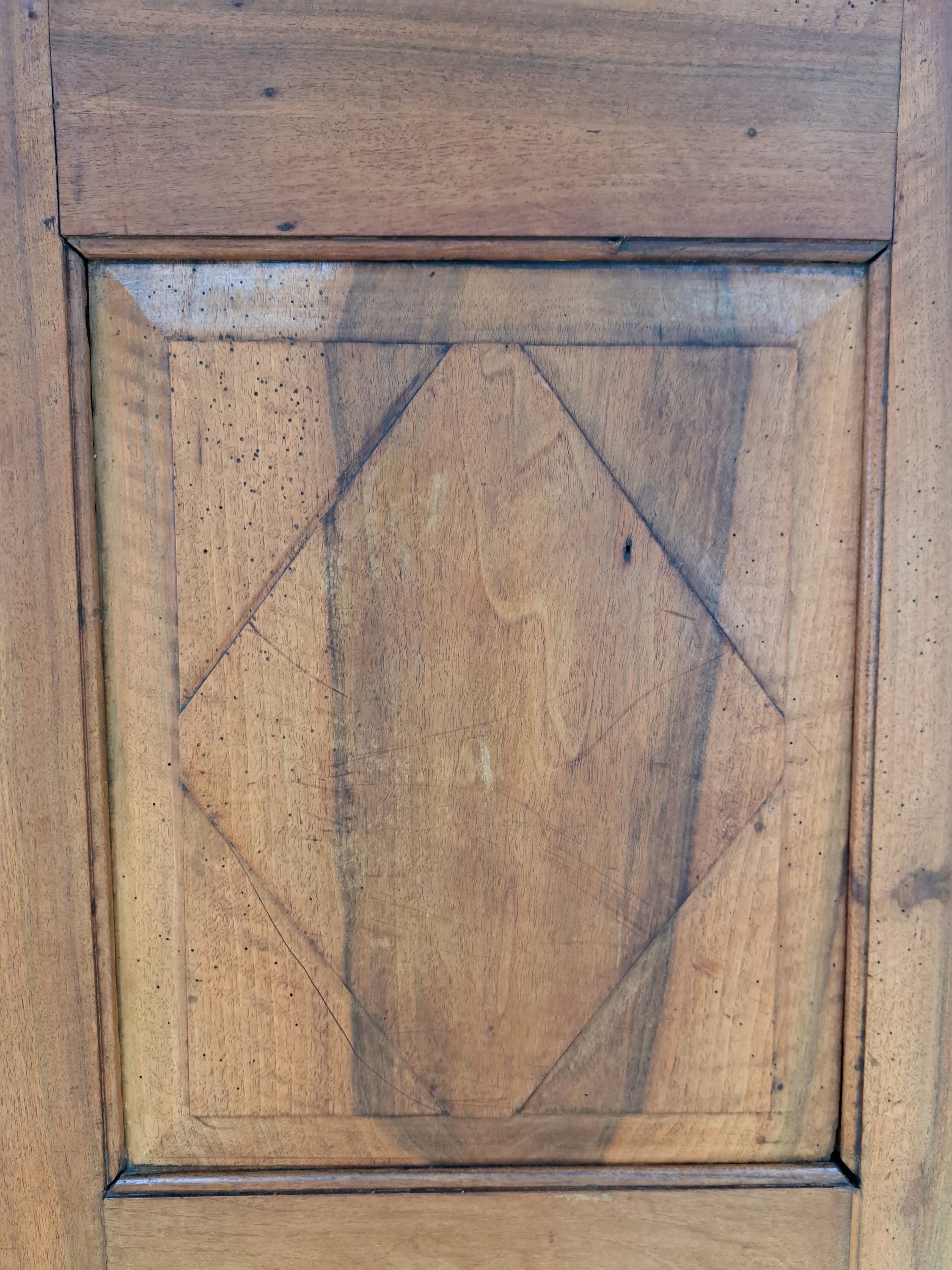 Detail h: Louis-Seize Schrank, dat. 1781, wohl Hessen Biedenkopf, Nußbaum massiv, mit aufwendigen Intarsien aus diversen Hölzern, eintürig, auf Rahmen ...