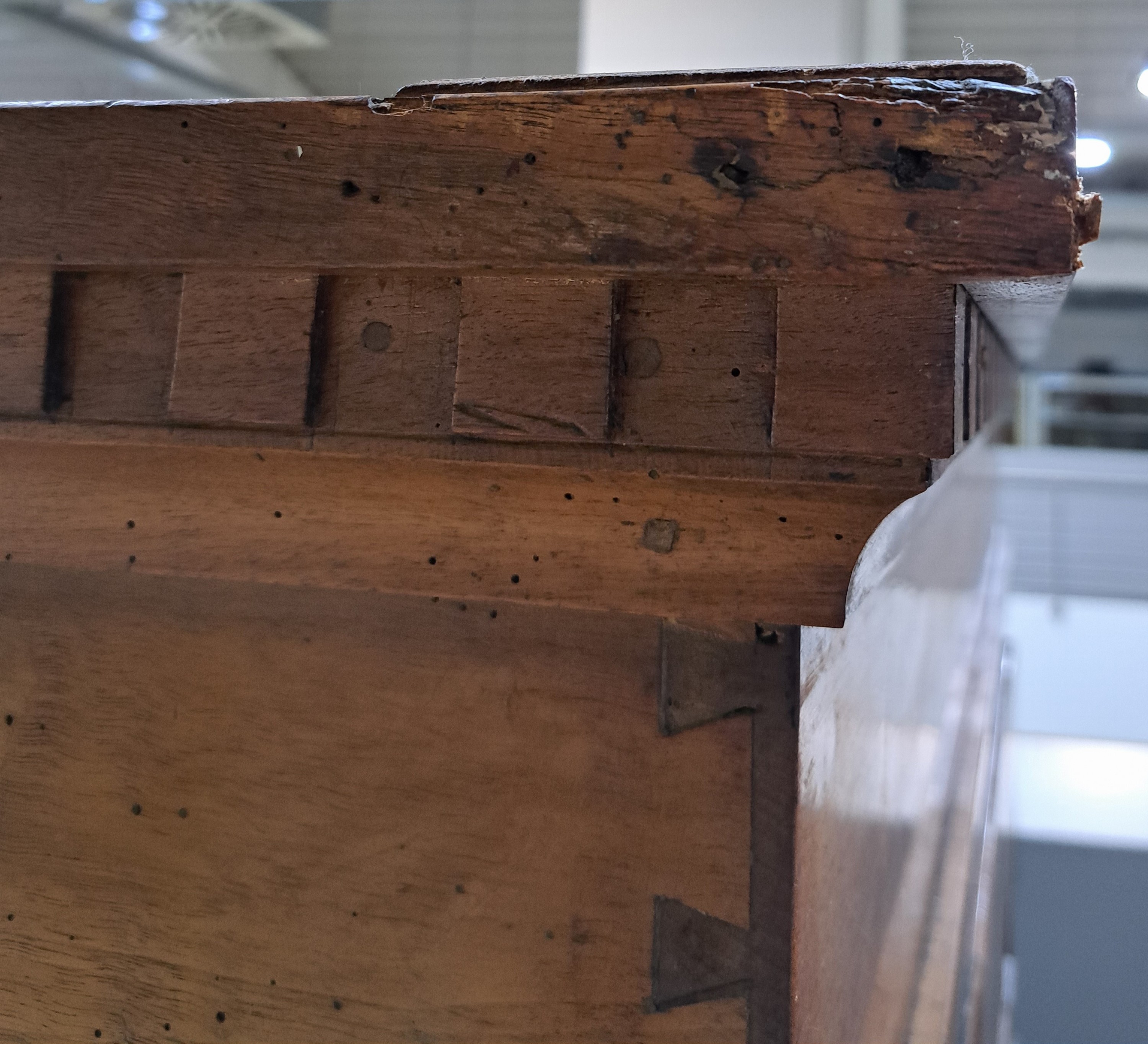 Detail j: Louis-Seize Schrank, dat. 1781, wohl Hessen Biedenkopf, Nußbaum massiv, mit aufwendigen Intarsien aus diversen Hölzern, eintürig, auf Rahmen ...