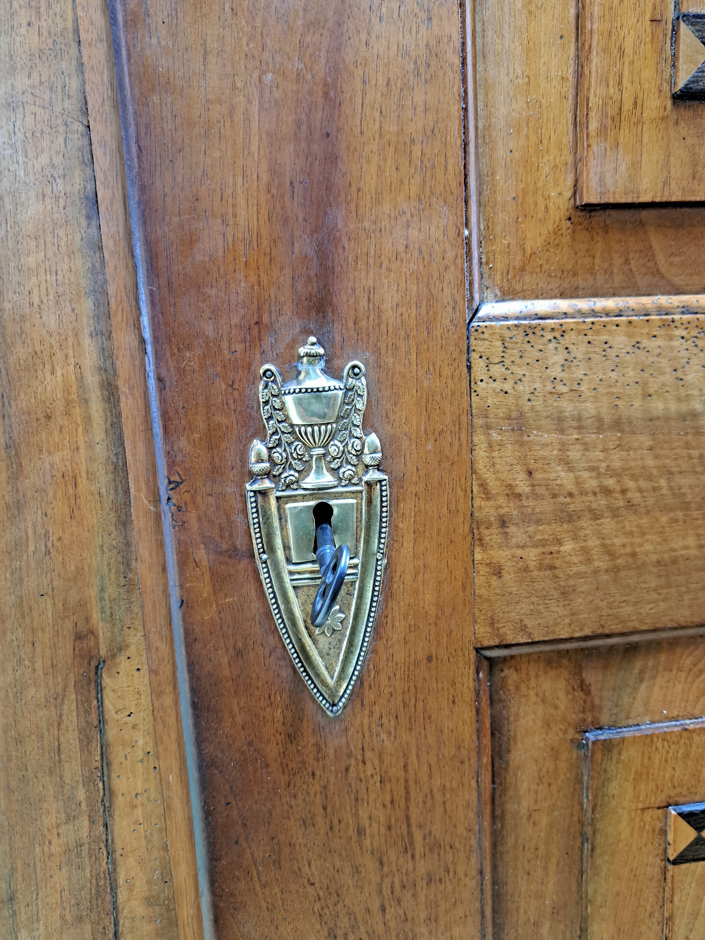 Detail k: Louis-Seize Schrank, dat. 1781, wohl Hessen Biedenkopf, Nußbaum massiv, mit aufwendigen Intarsien aus diversen Hölzern, eintürig, auf Rahmen ...