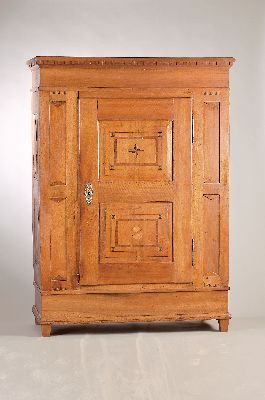 Image Louis-Seize Schrank, dat. 1781, wohl Hessen Biedenkopf, Nußbaum massiv, mit ...