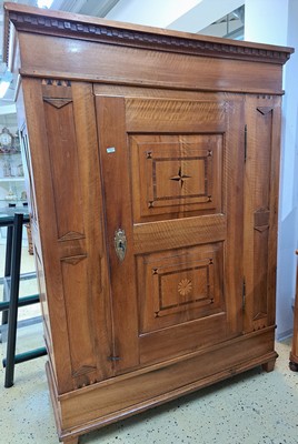 26941482a - Louis-Seize Schrank, dat. 1781, wohl Hessen Biedenkopf, Nußbaum massiv, mit ...