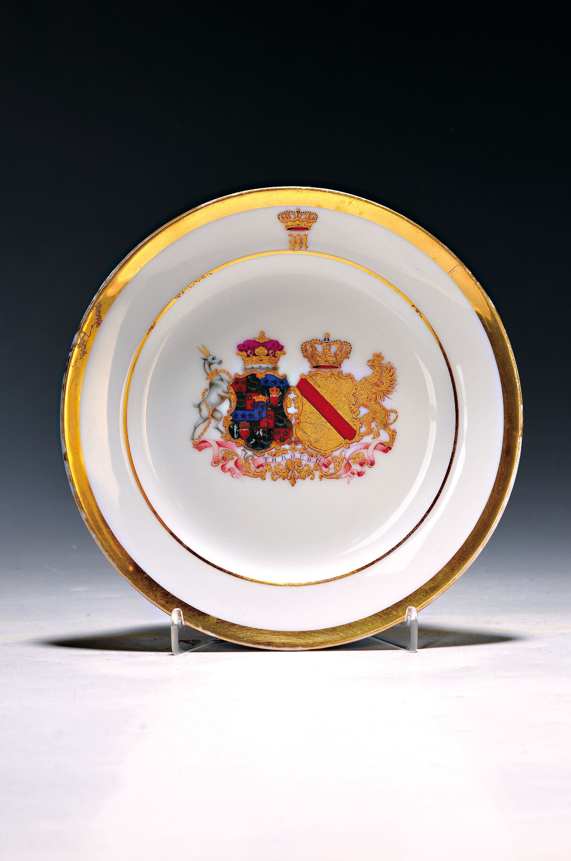 Teller, deutsch, mit Hochzeitswappen von Maria Amalia von Baden mit William Duke of Hamilton, die Hochzeit fand 1843 in Mannheim statt, links: Wappen ...
