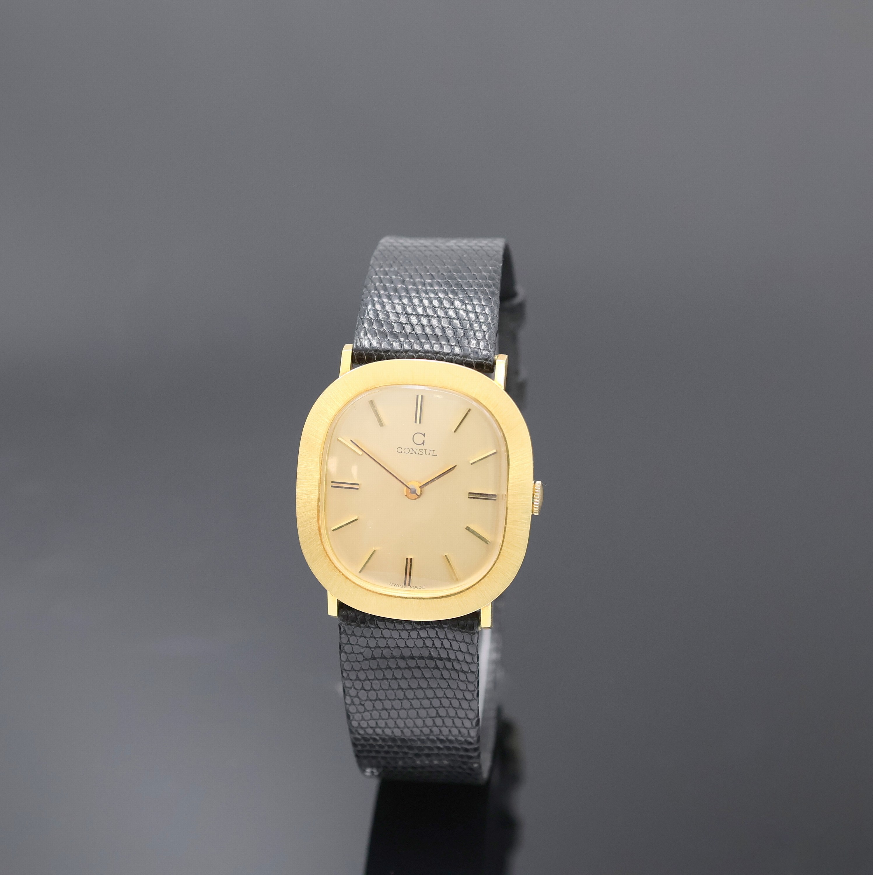 CONSUL Armbanduhr in GG 750/000, Handaufzug, Schweiz um 1970, Boden aufgedr., Lünette gebürstet, gold. Zifferbl. m. aufgel. Indizes, Anz. v. Std. ...