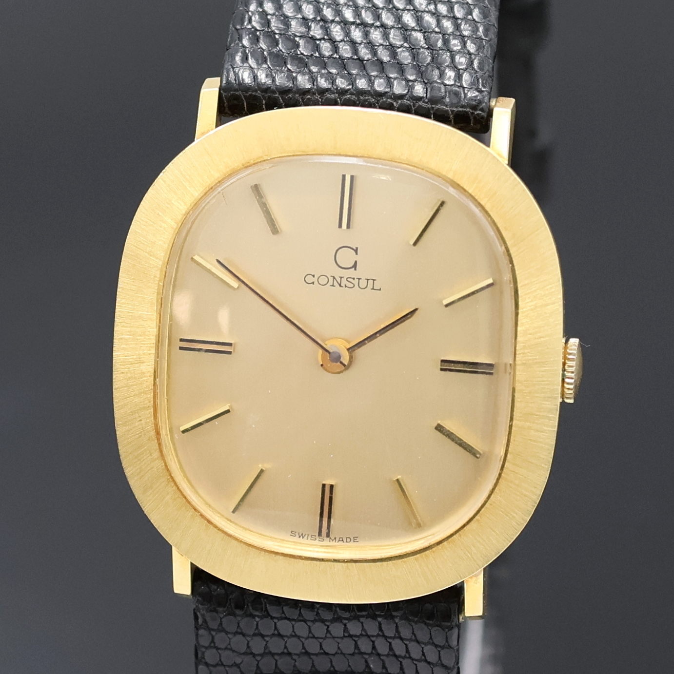 Detail a: CONSUL Armbanduhr in GG 750/000, Handaufzug, Schweiz um 1970, Boden aufgedr., Lünette gebürstet, gold. Zifferbl. m. aufgel. Indizes, Anz. v. Std. ...