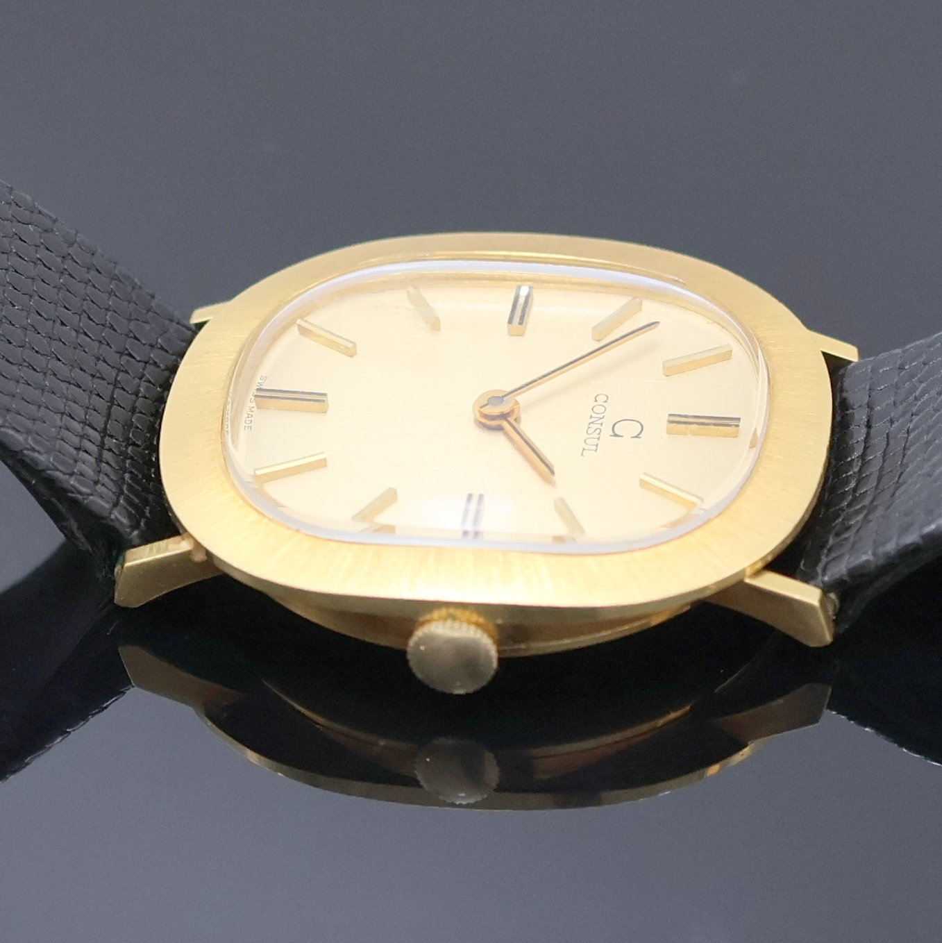 Detail c: CONSUL Armbanduhr in GG 750/000, Handaufzug, Schweiz um 1970, Boden aufgedr., Lünette gebürstet, gold. Zifferbl. m. aufgel. Indizes, Anz. v. Std. ...