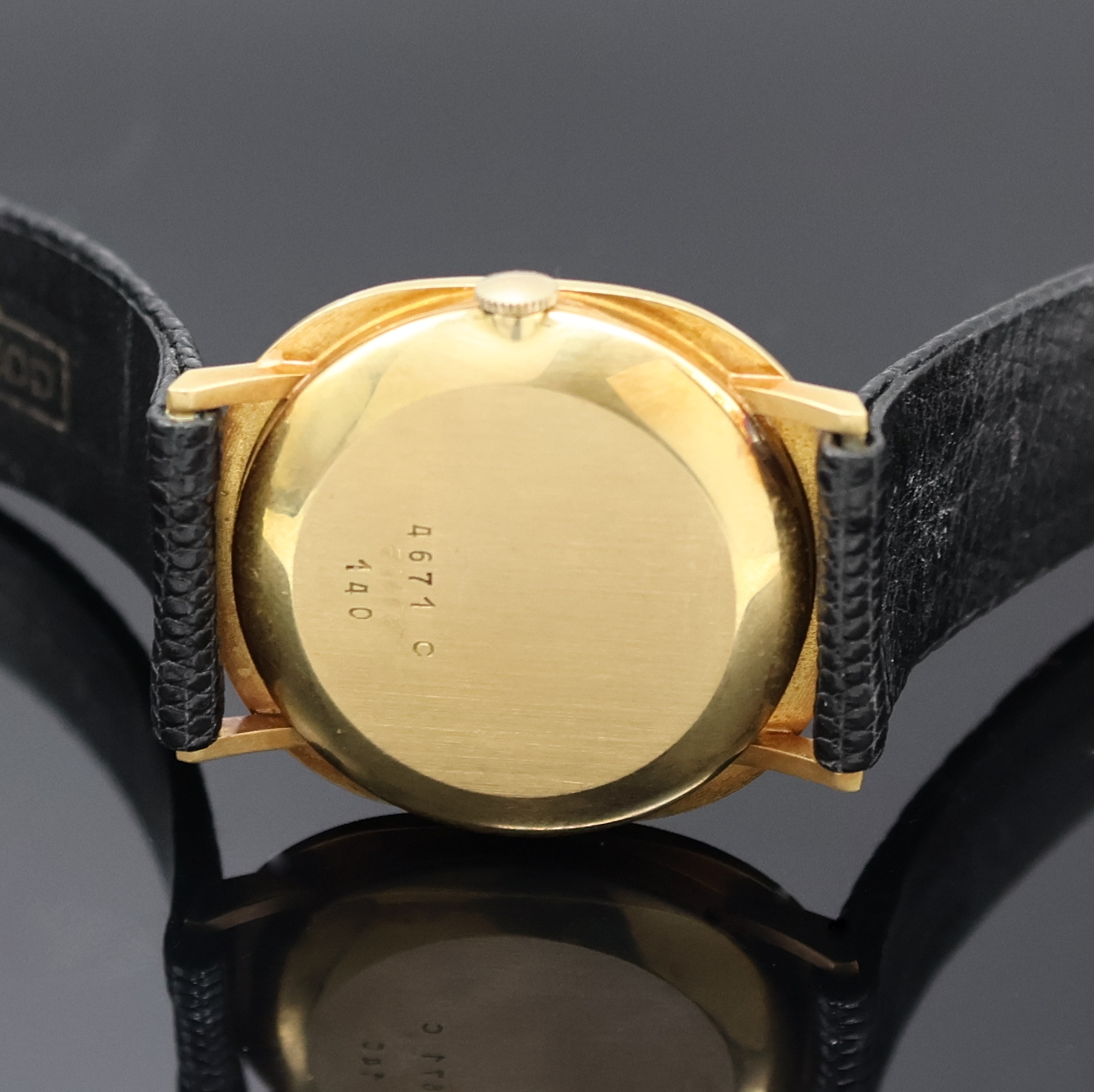 Detail d: CONSUL Armbanduhr in GG 750/000, Handaufzug, Schweiz um 1970, Boden aufgedr., Lünette gebürstet, gold. Zifferbl. m. aufgel. Indizes, Anz. v. Std. ...