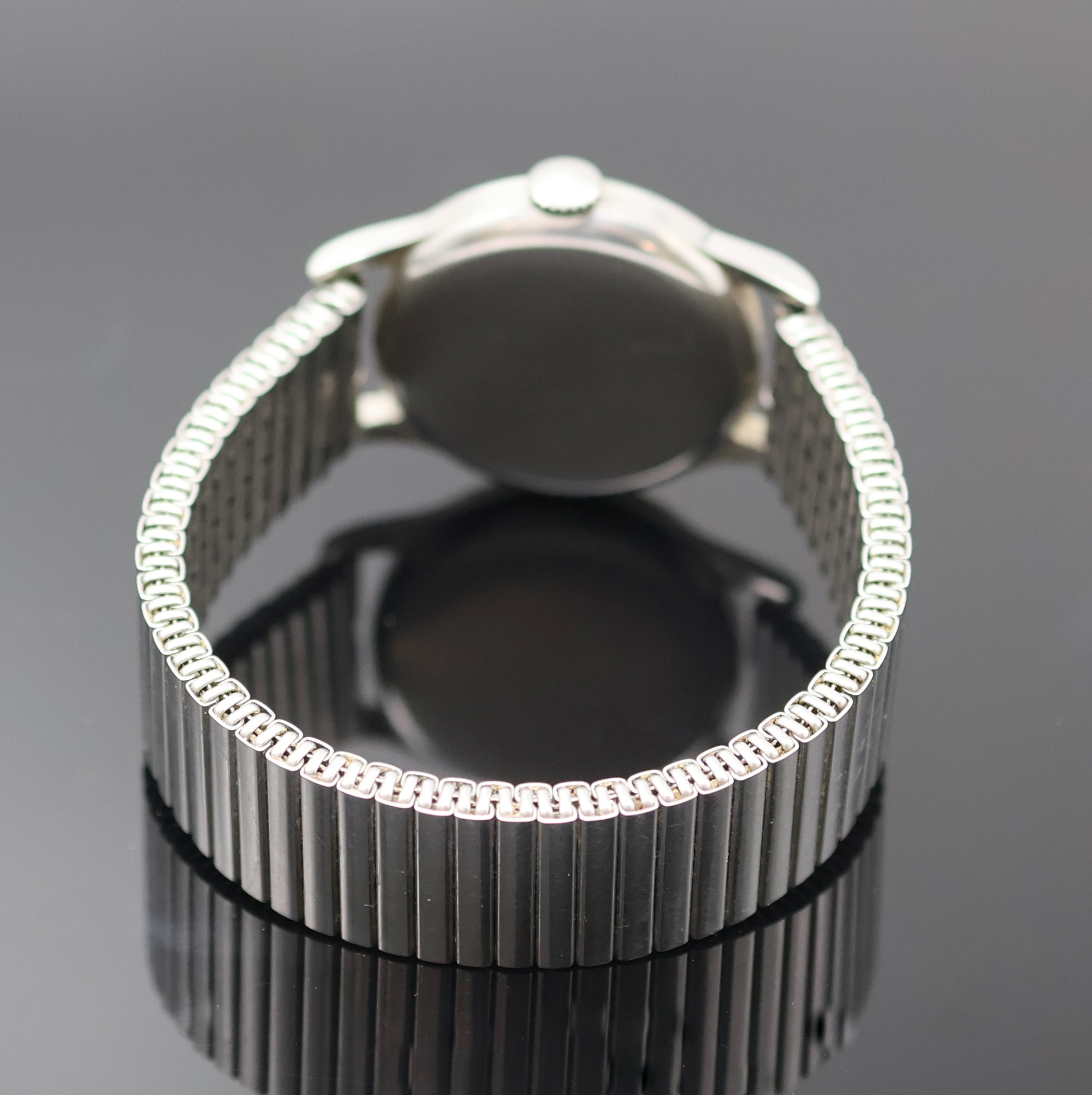 Detail b: LONGINES Herrenarmbanduhr Referenz 4858 12, Handaufzug, Schweiz um 1952, 3-teil. Stahlgeh. an Fixo-Flex Band, Boden und Glasrand aufgedr., silb. ...
