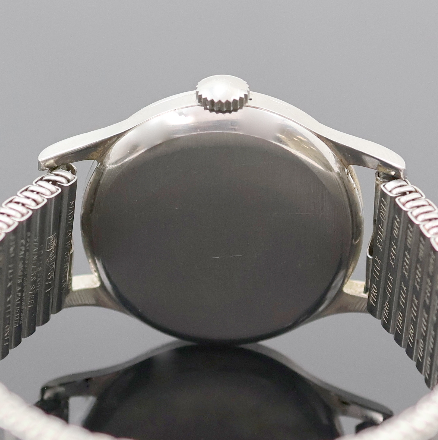 Detail d: LONGINES Herrenarmbanduhr Referenz 4858 12, Handaufzug, Schweiz um 1952, 3-teil. Stahlgeh. an Fixo-Flex Band, Boden und Glasrand aufgedr., silb. ...