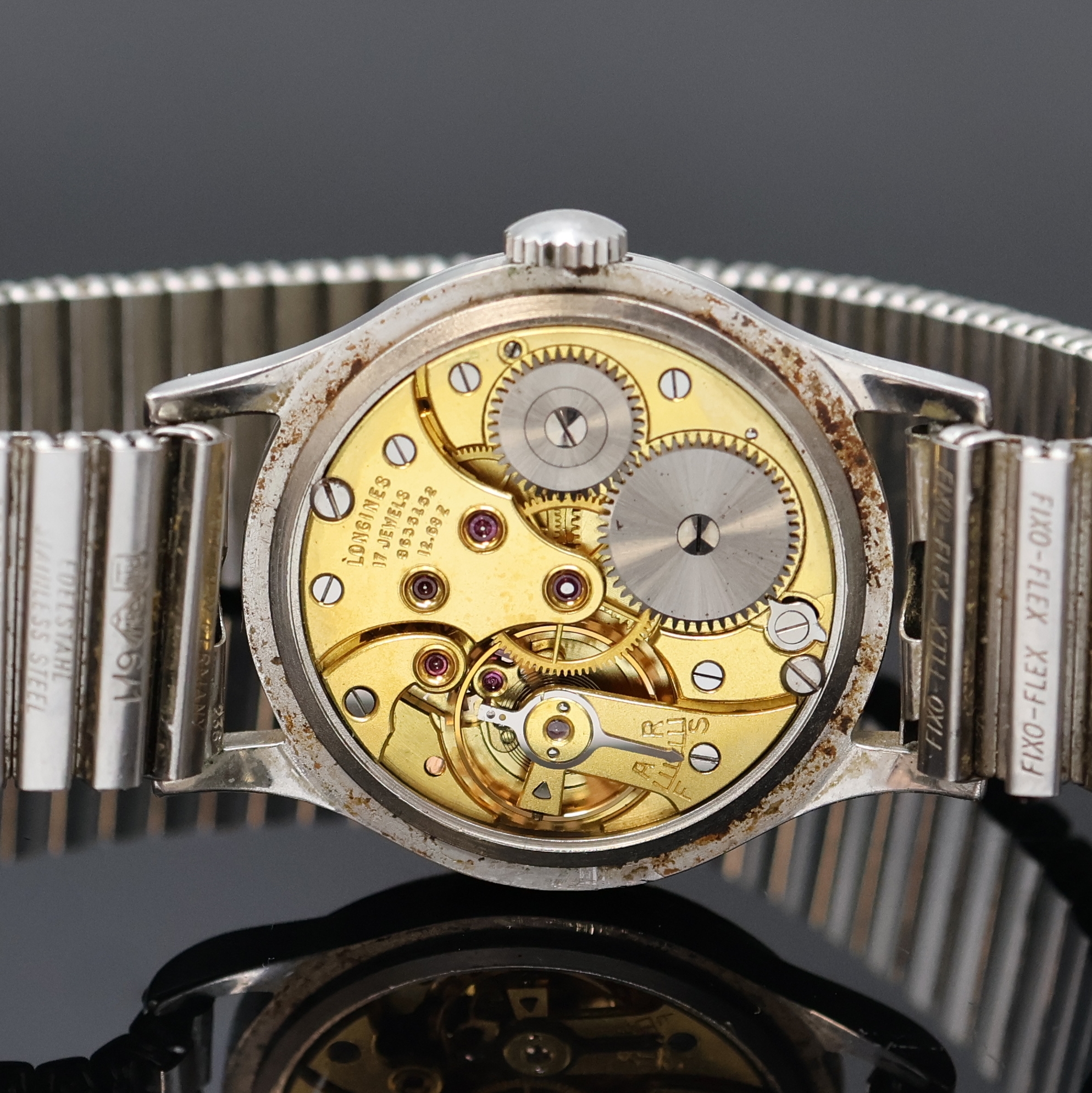 Detail e: LONGINES Herrenarmbanduhr Referenz 4858 12, Handaufzug, Schweiz um 1952, 3-teil. Stahlgeh. an Fixo-Flex Band, Boden und Glasrand aufgedr., silb. ...
