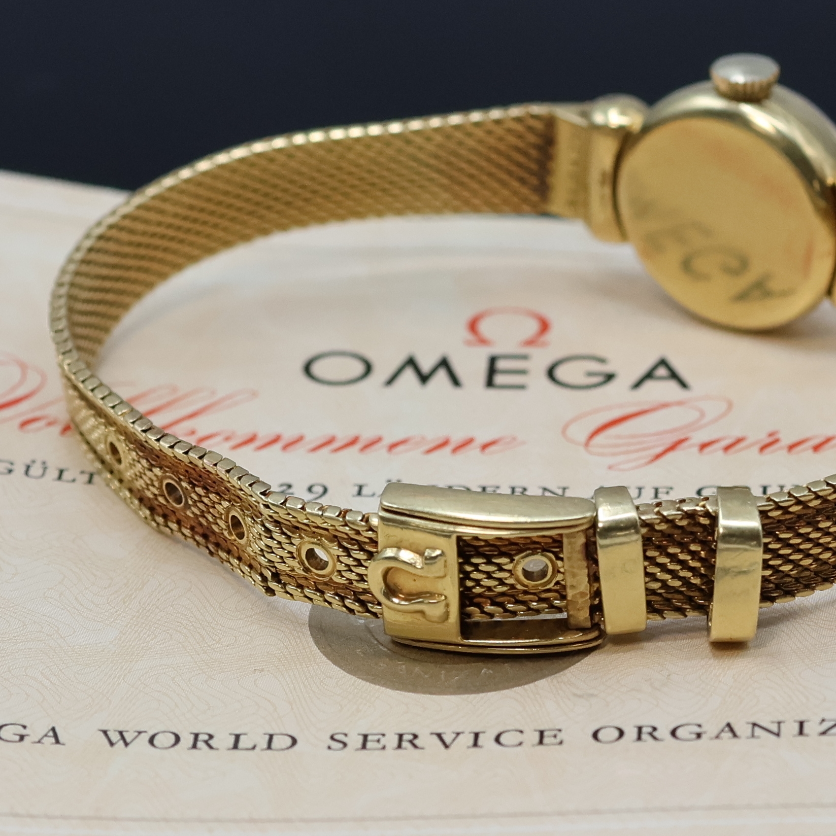 Detail b: OMEGA aufwendige Damenarmbanduhr in GG 750/000, Handaufzug, Schweiz um 1960, Boden aufgedr., orig. Band in Form eines Gürtels, silbern. Zifferblatt ...